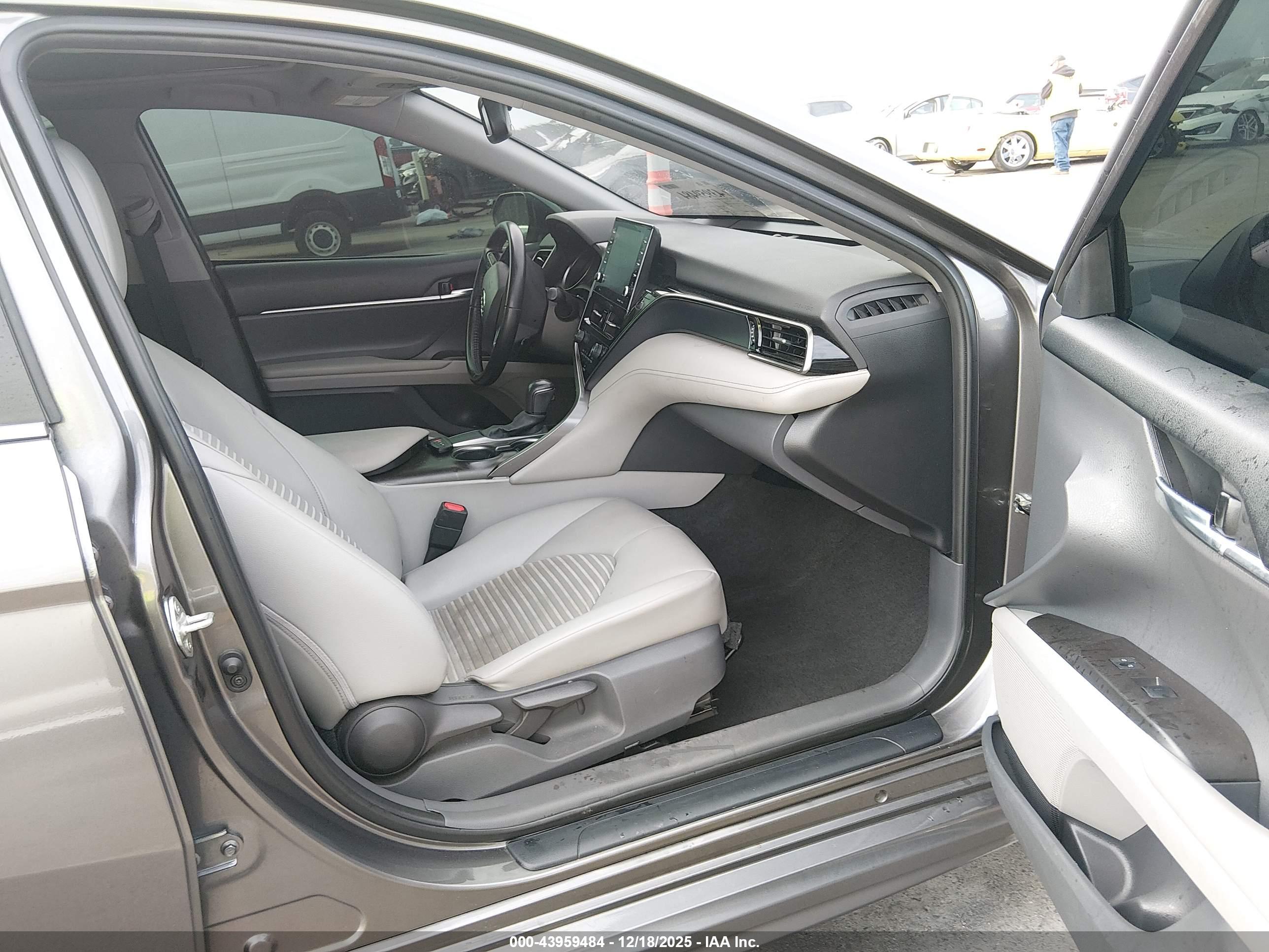 TOYOTA CAMRY image 5