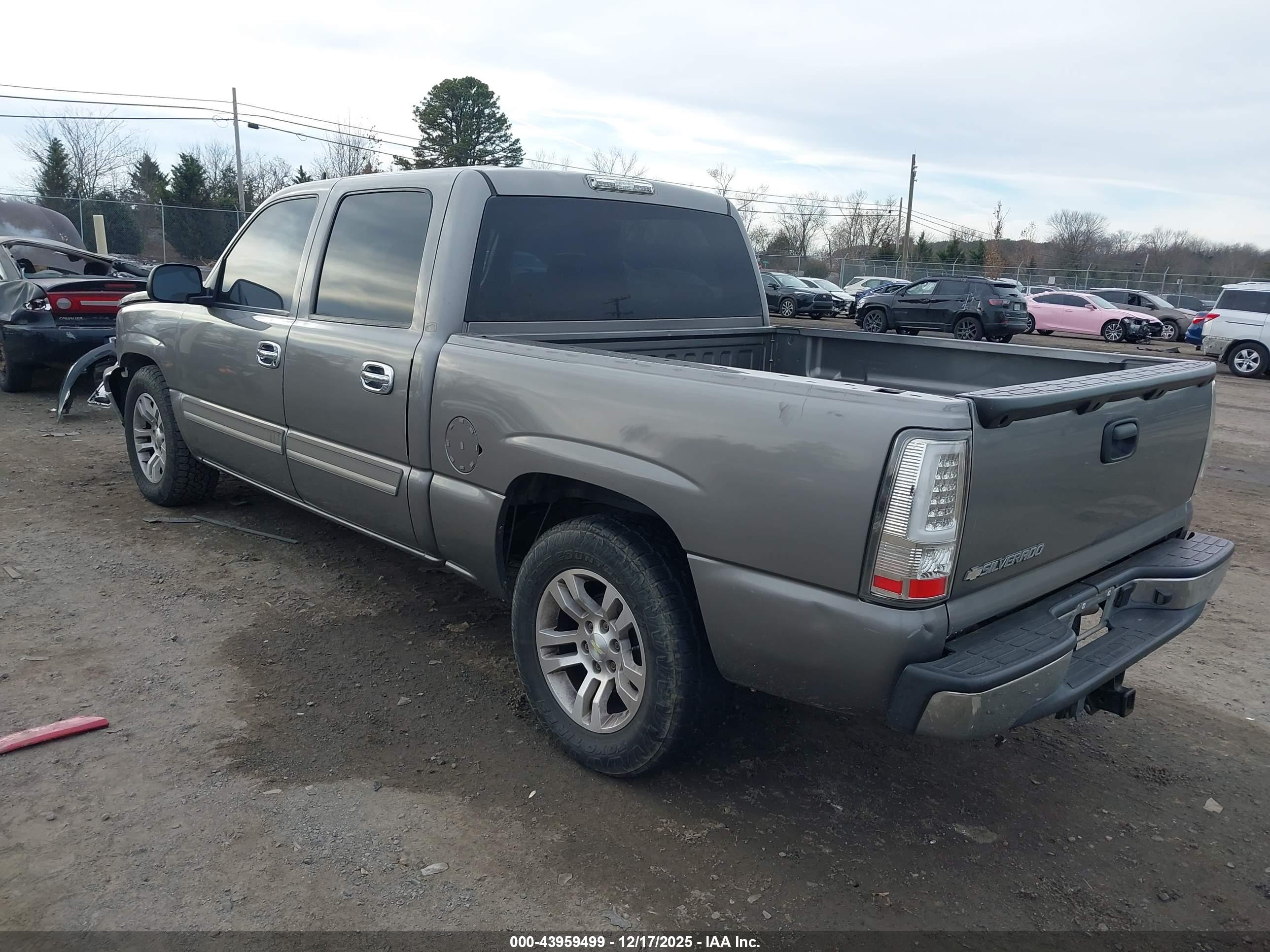 CHEVROLET SILVERADO image 3