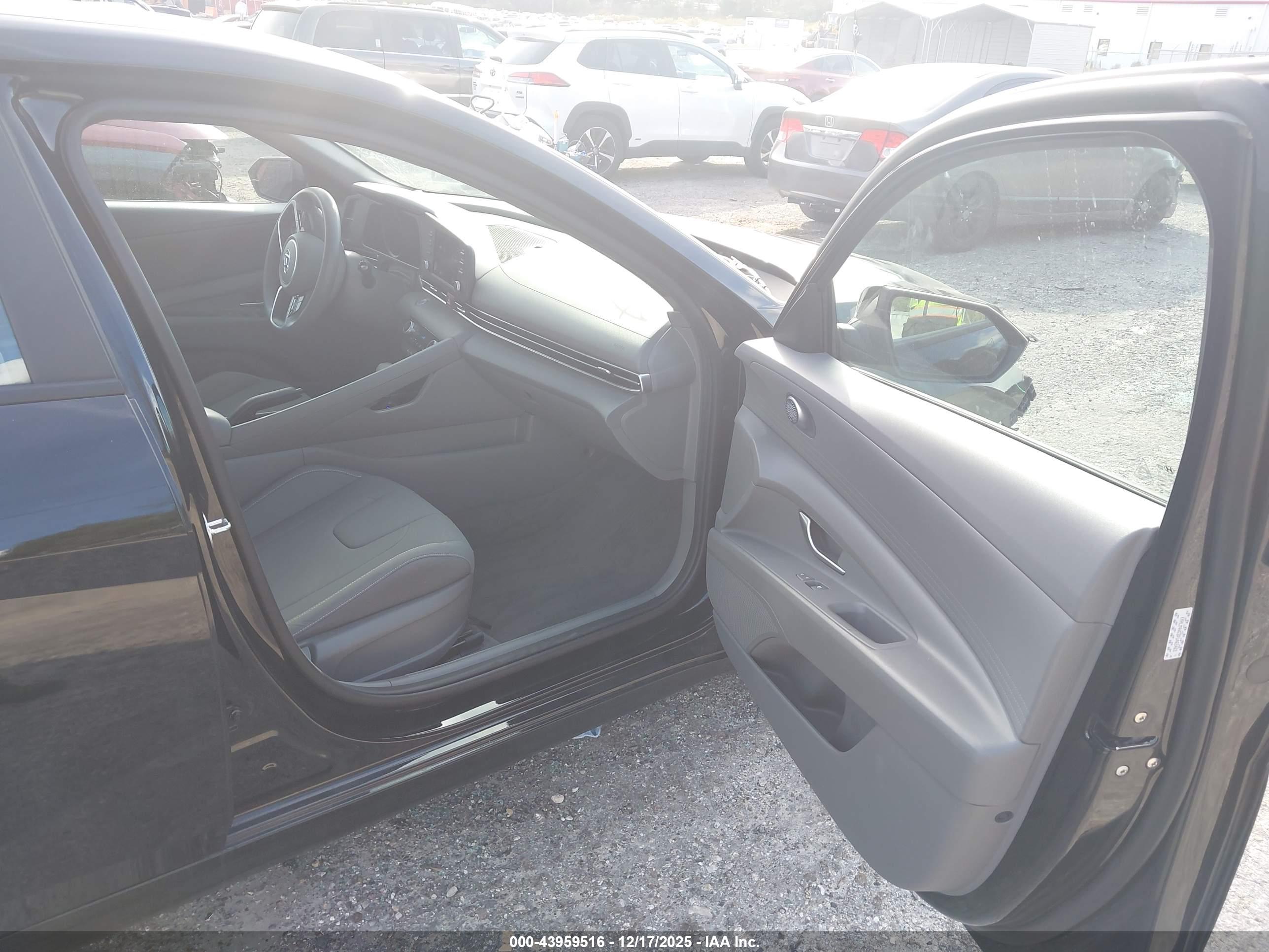 HYUNDAI ELANTRA image 5