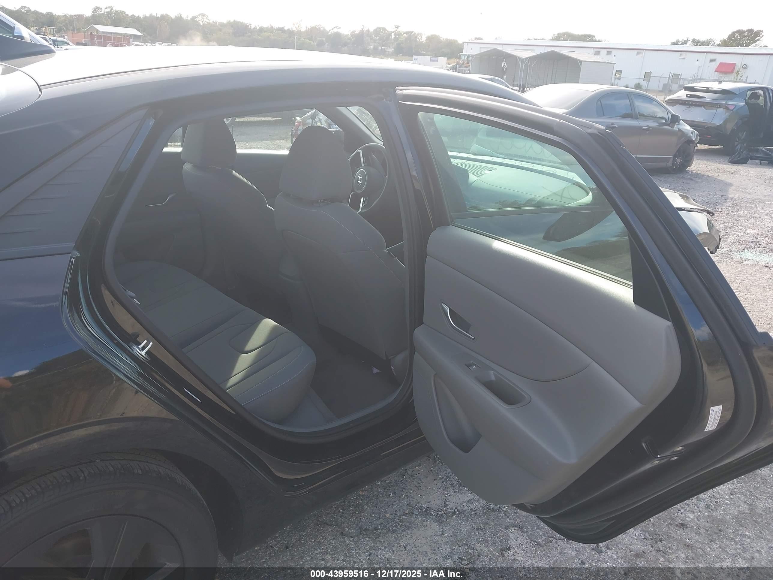 HYUNDAI ELANTRA image 8