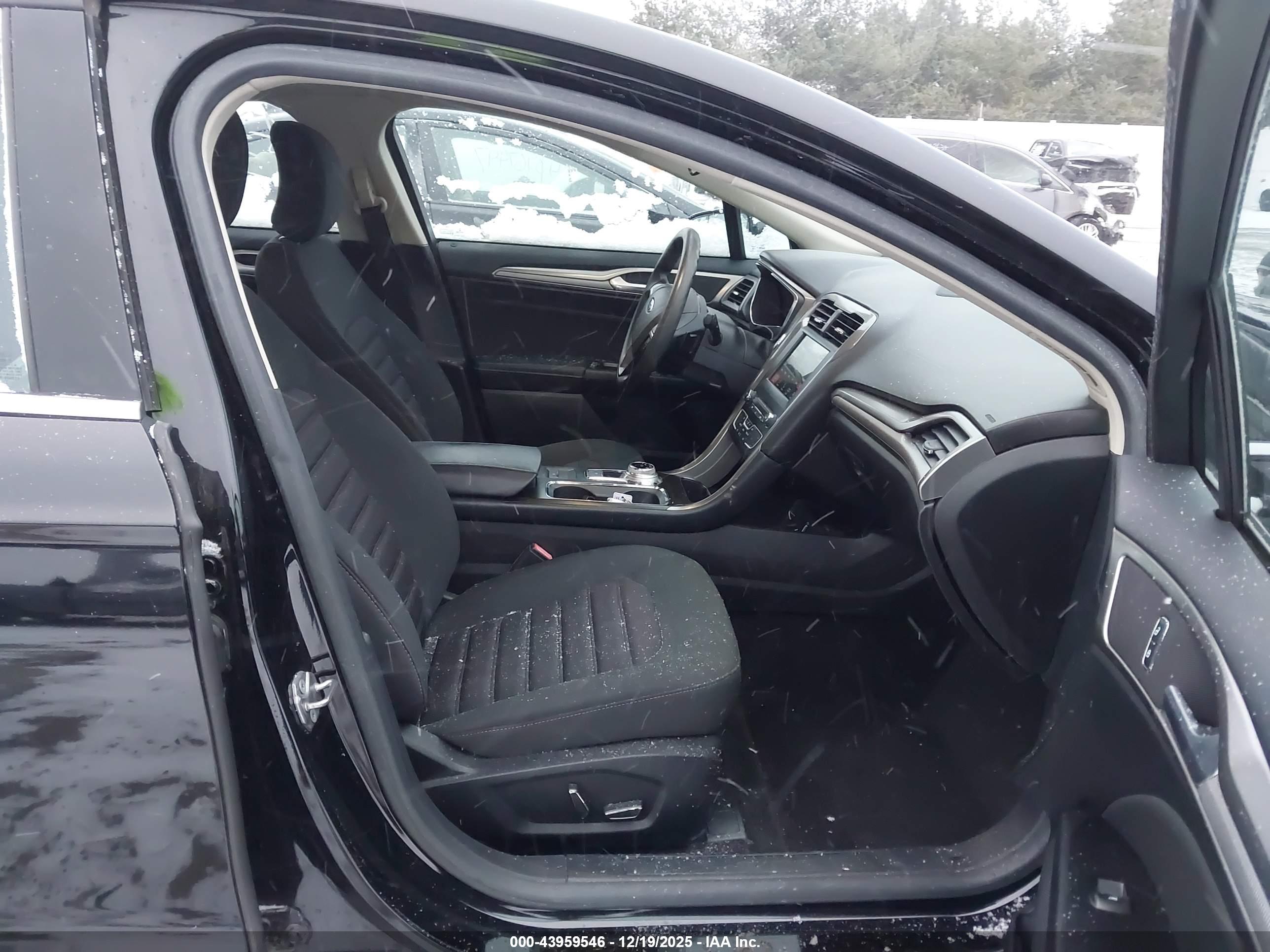 FORD FUSION image 5