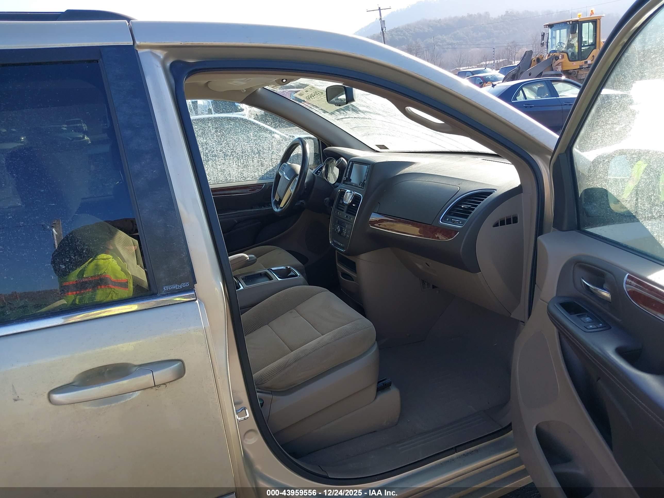 CHRYSLER TOWN image 5