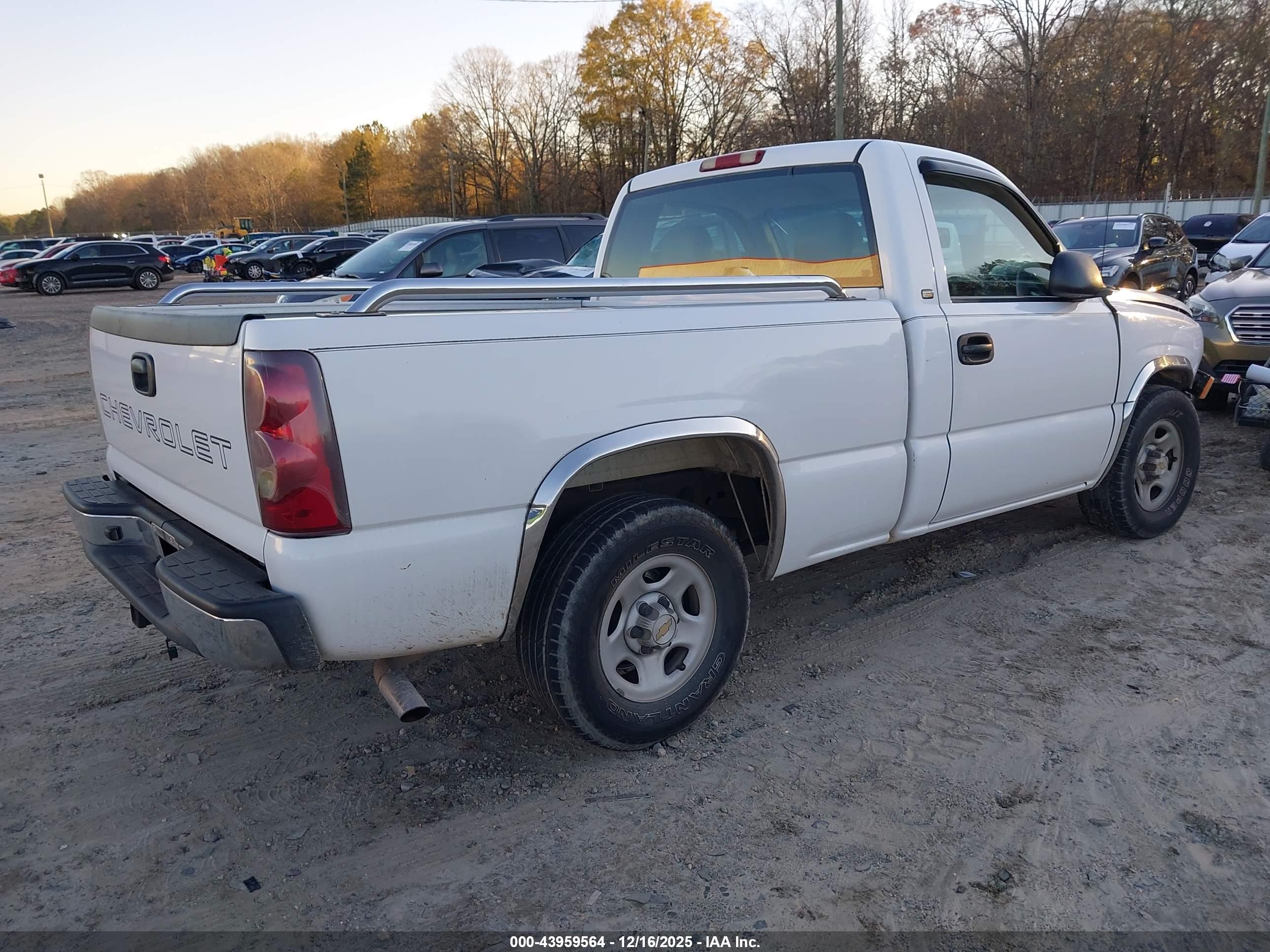 CHEVROLET SILVERADO image 4