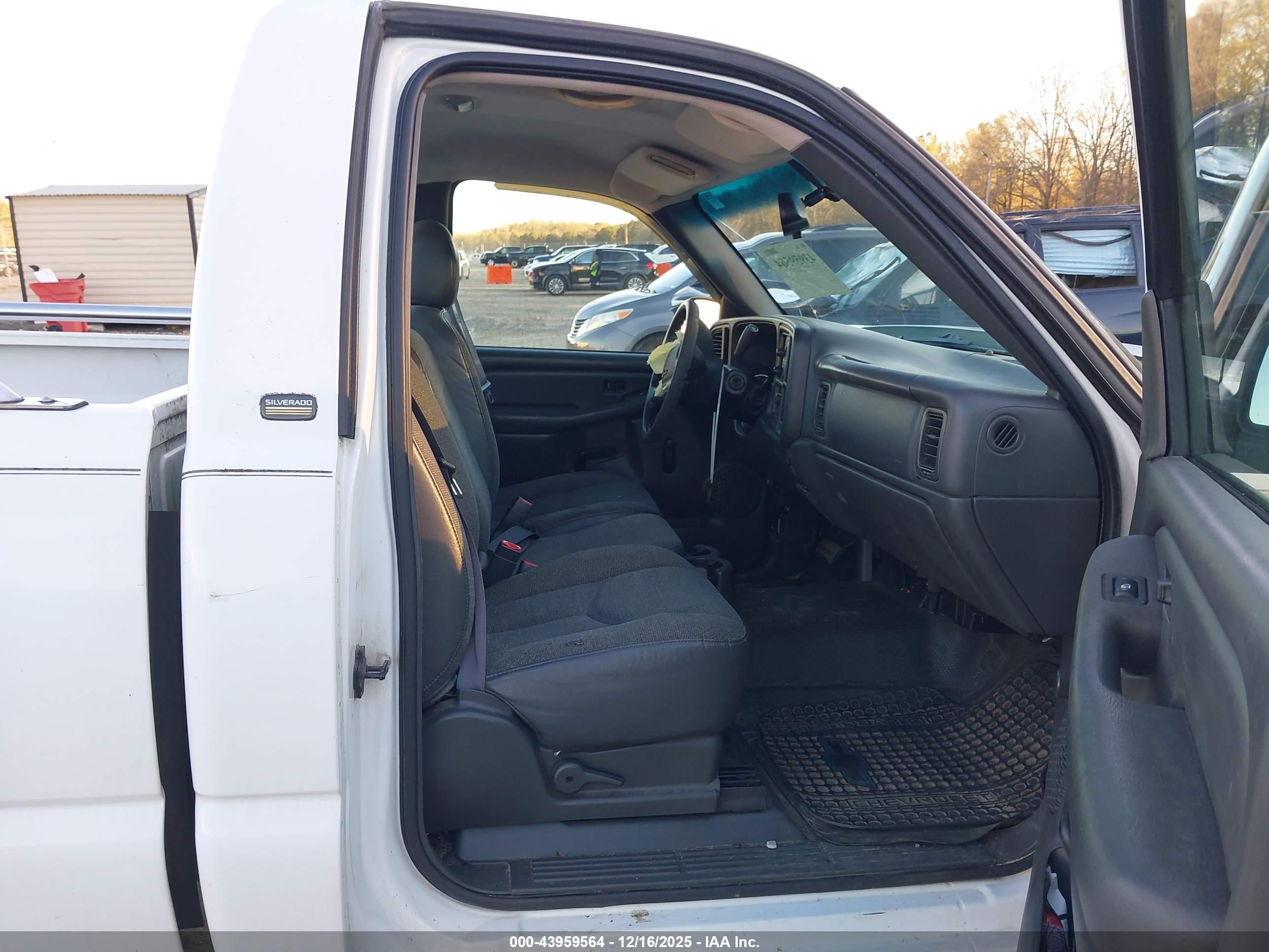 CHEVROLET SILVERADO image 5