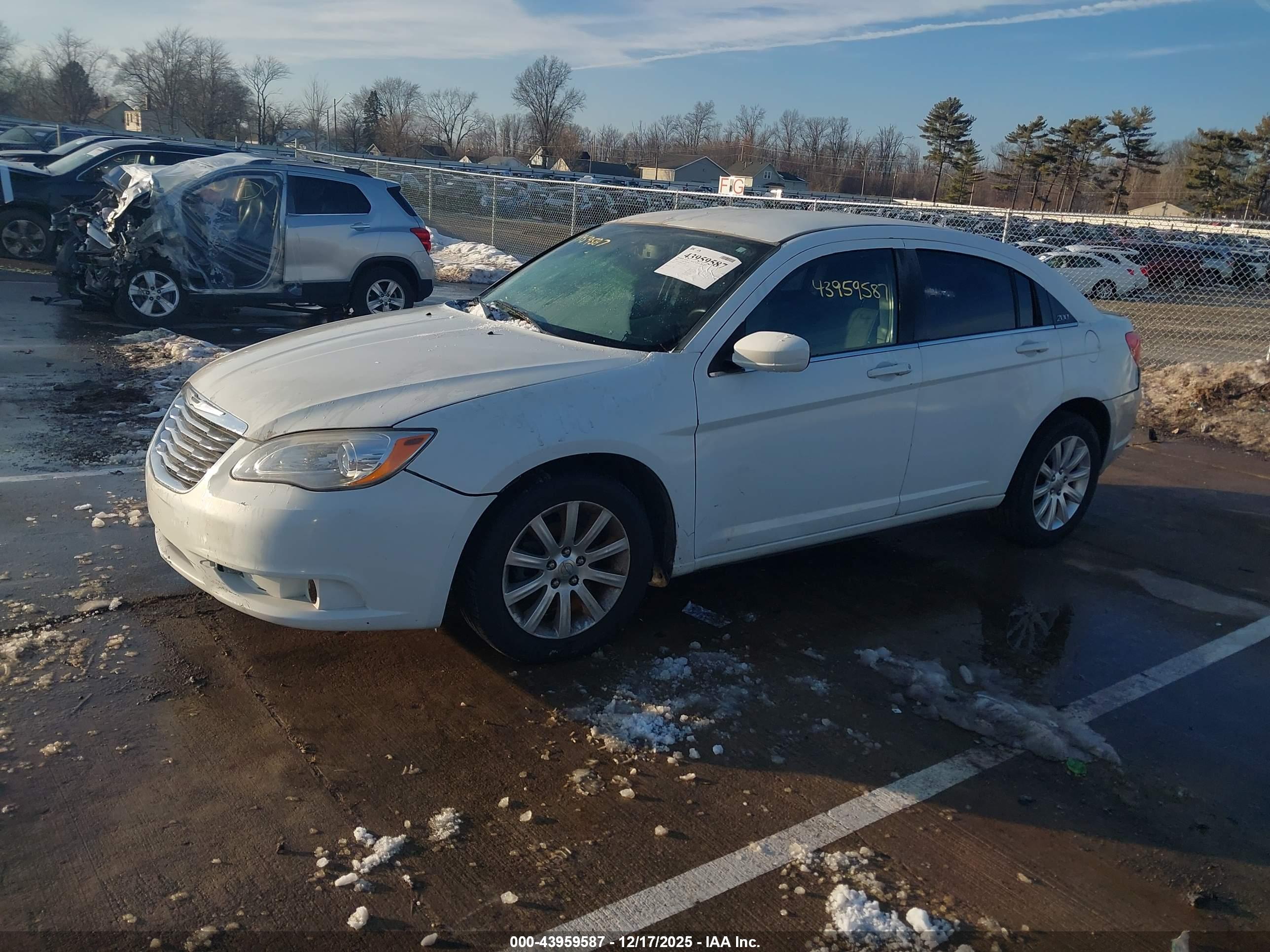 CHRYSLER 200 image 2