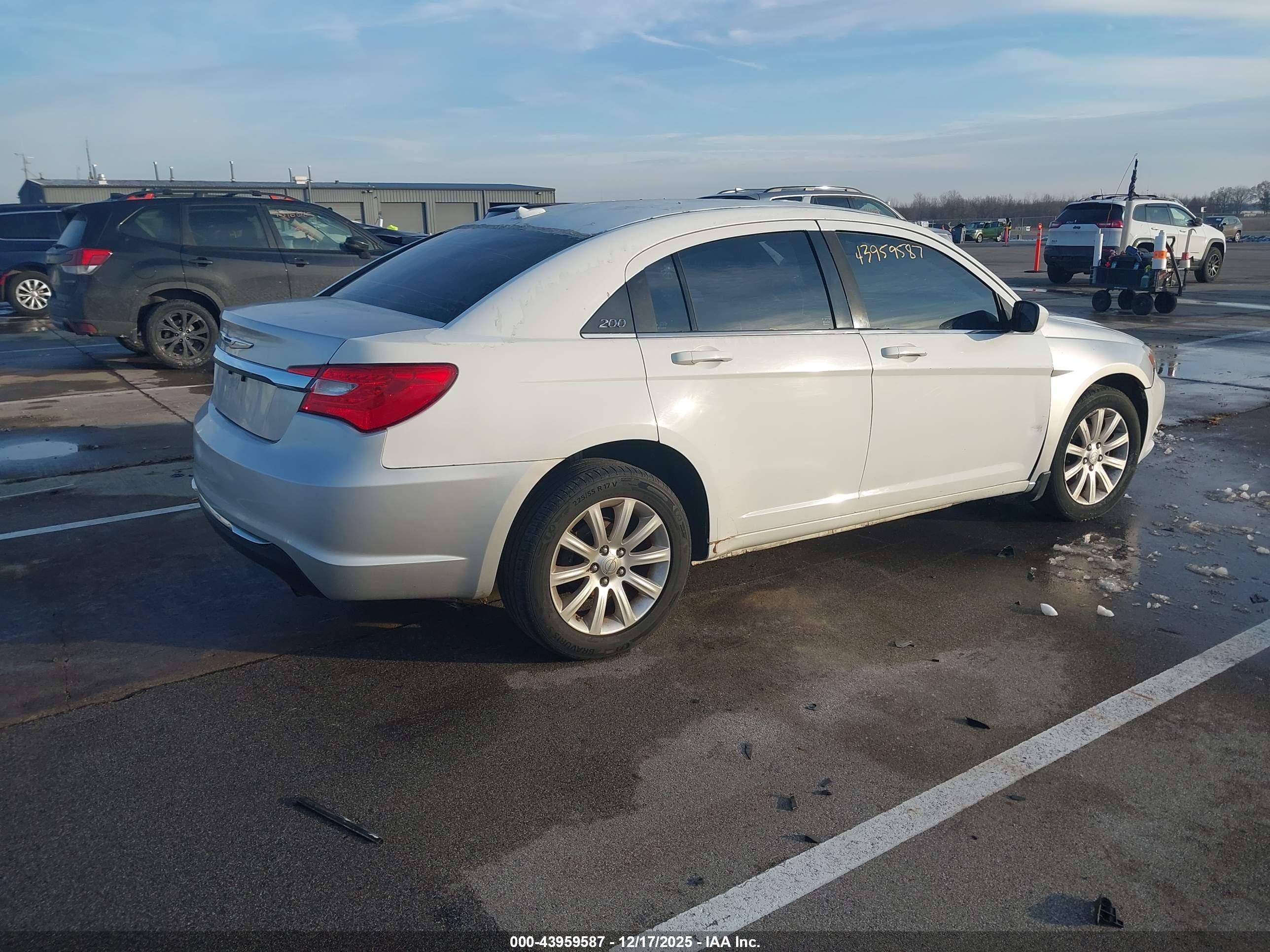 CHRYSLER 200 image 4