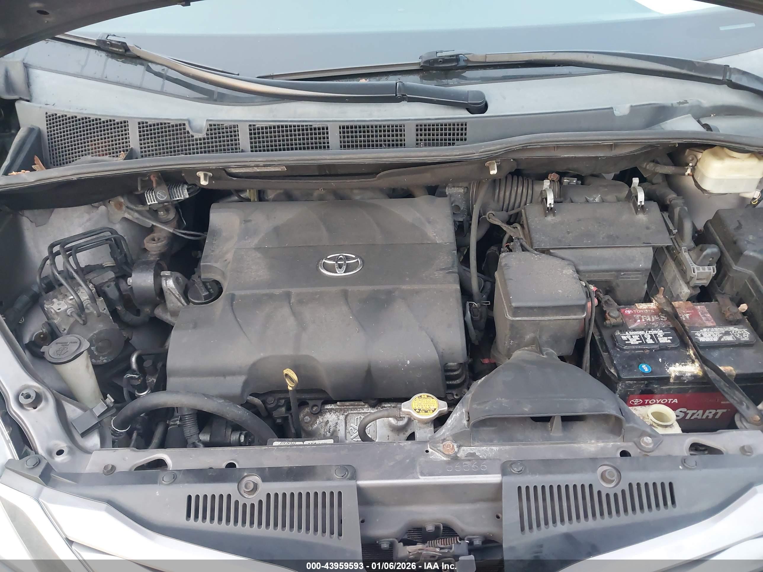 TOYOTA SIENNA image 10