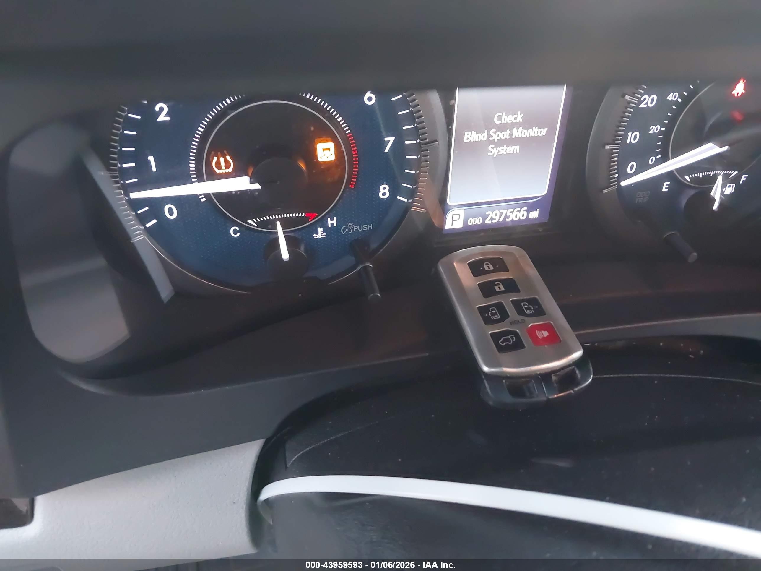 TOYOTA SIENNA image 11