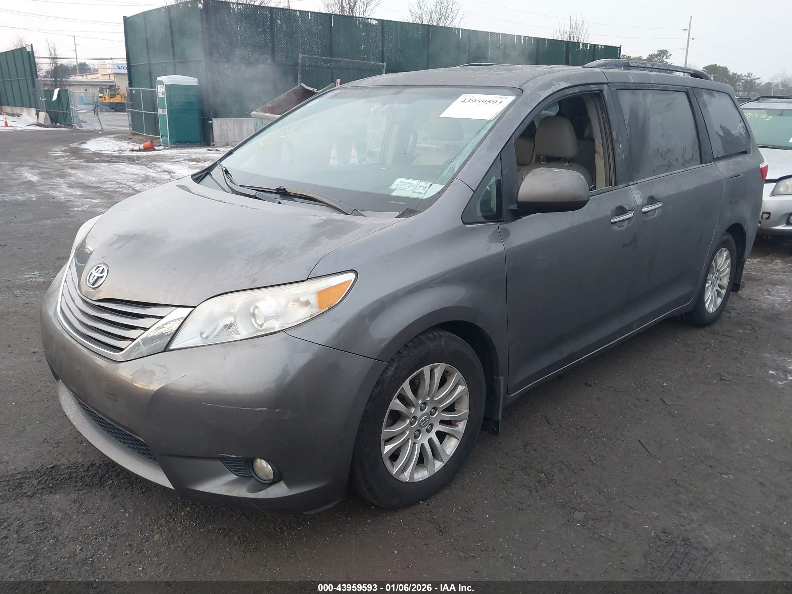 TOYOTA SIENNA image 2