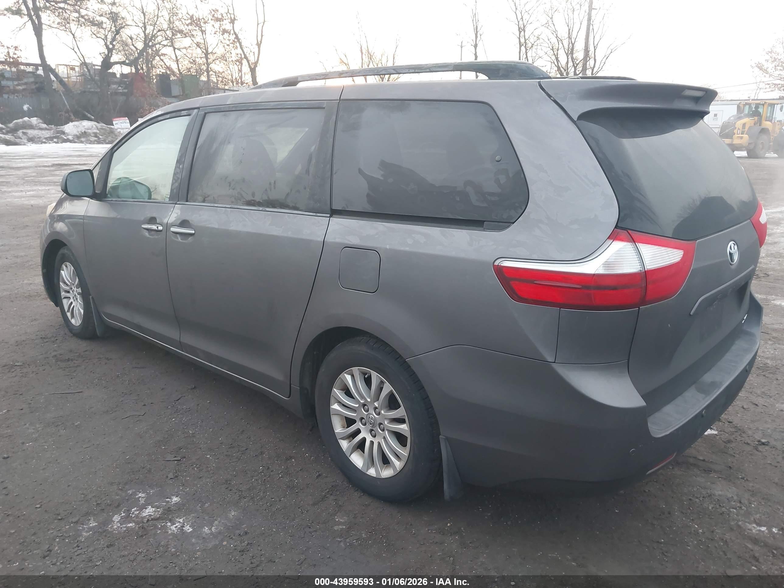 TOYOTA SIENNA image 3