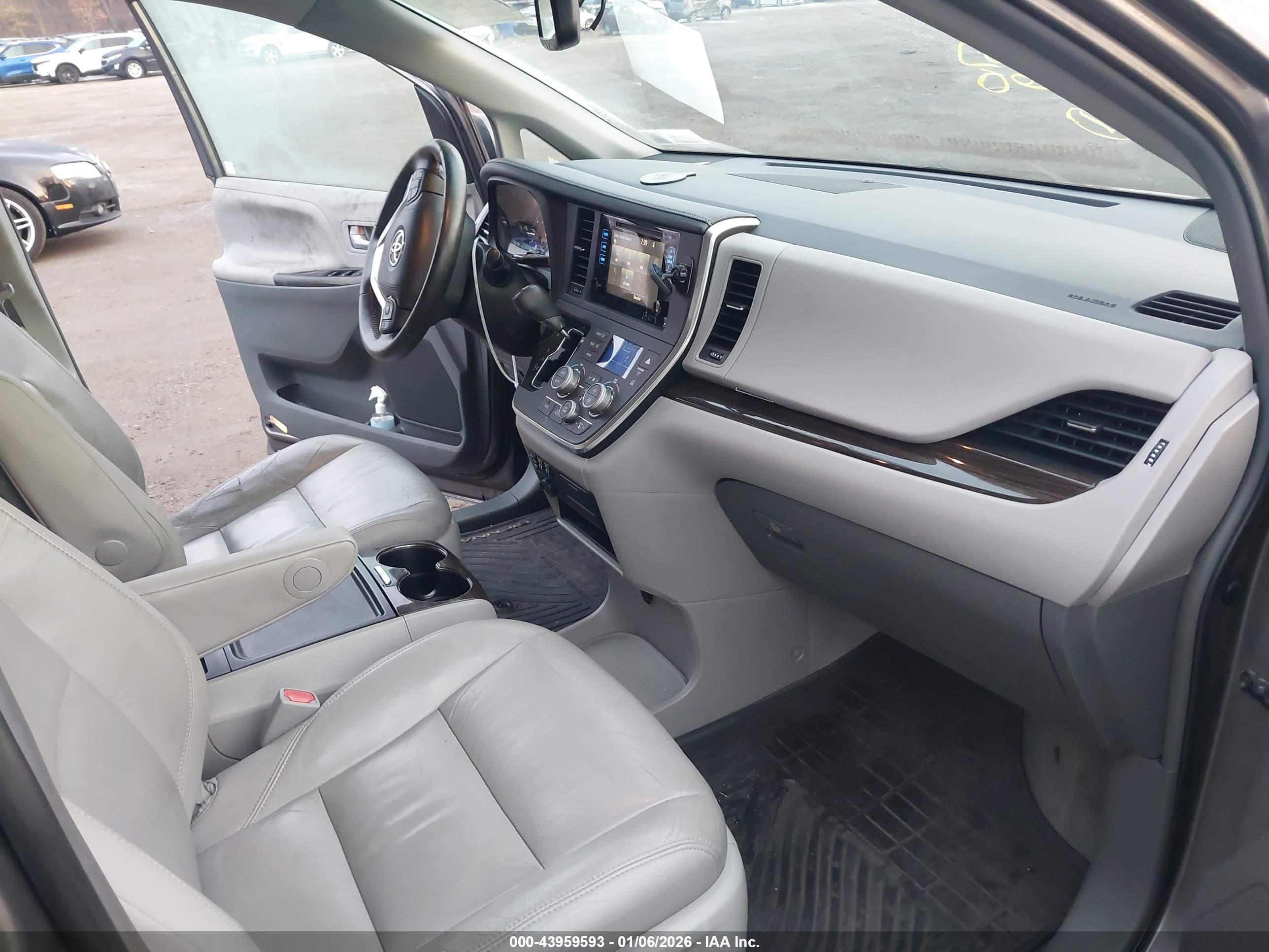 TOYOTA SIENNA image 5