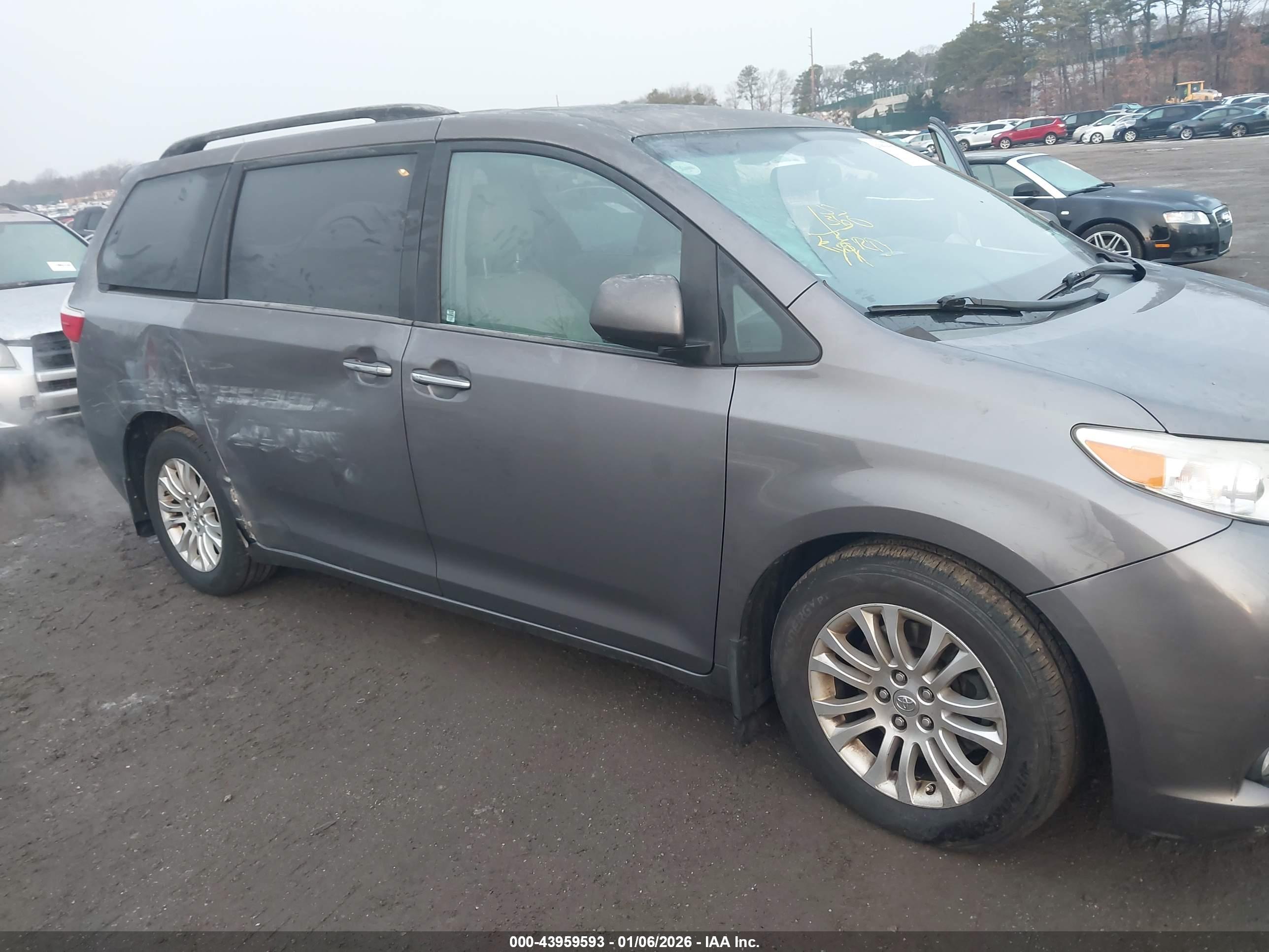 TOYOTA SIENNA image 6