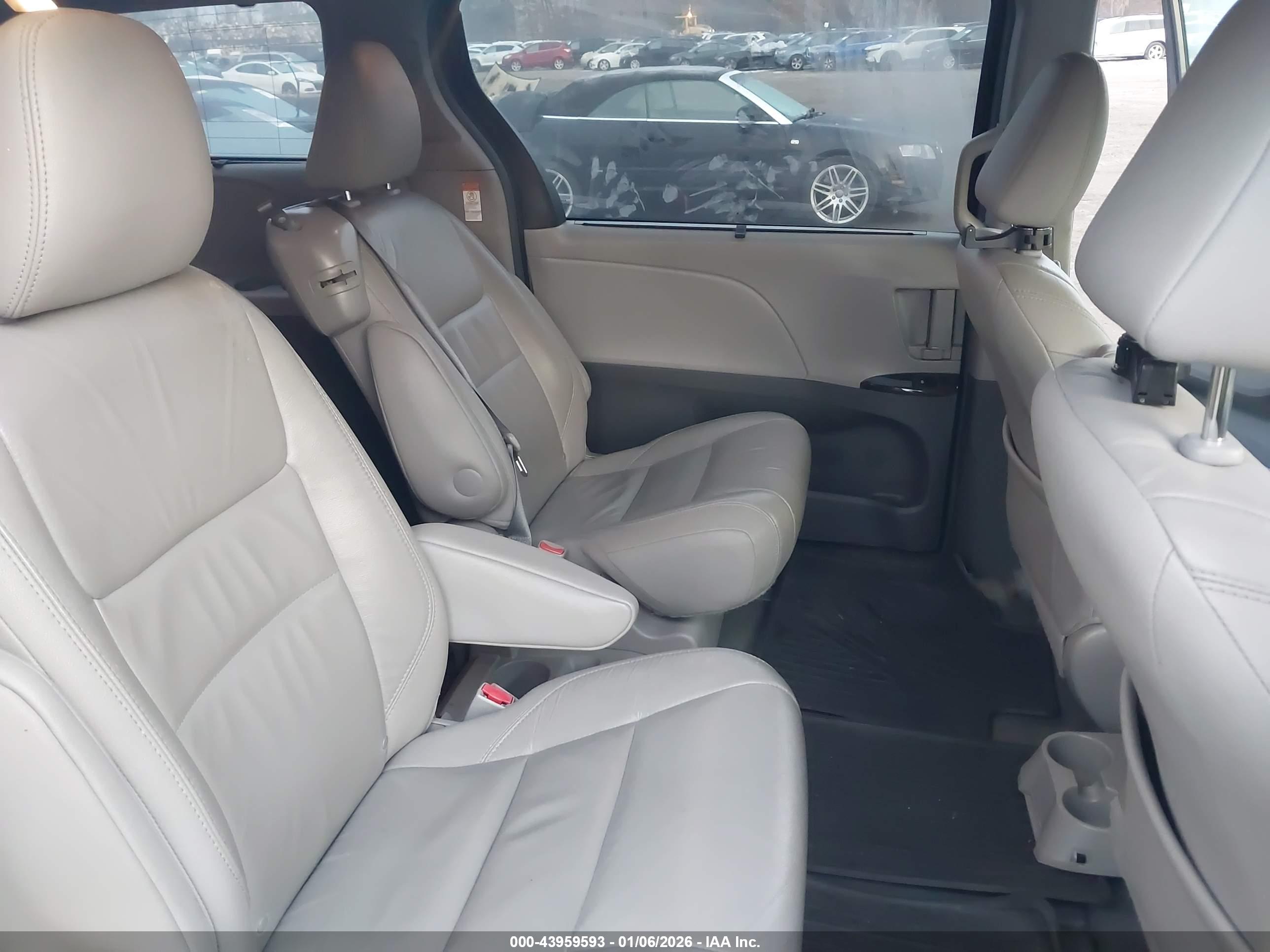 TOYOTA SIENNA image 8