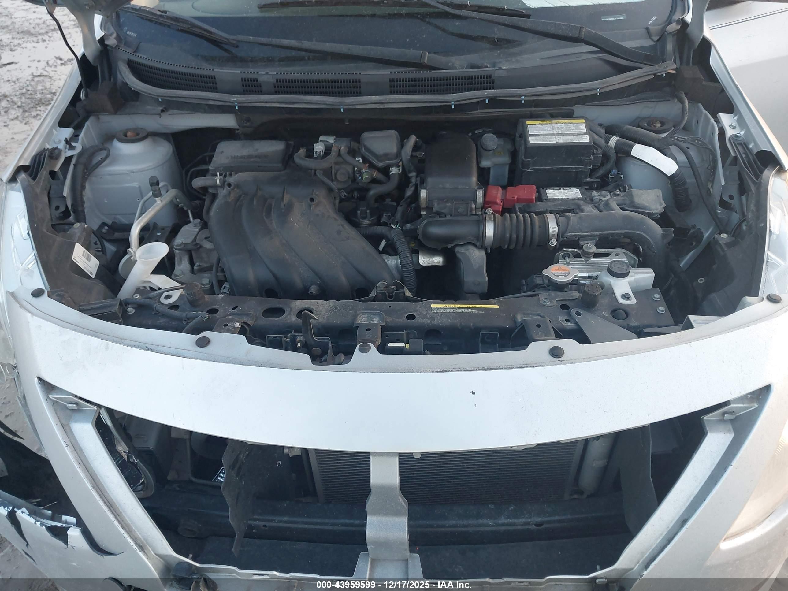 NISSAN VERSA image 10