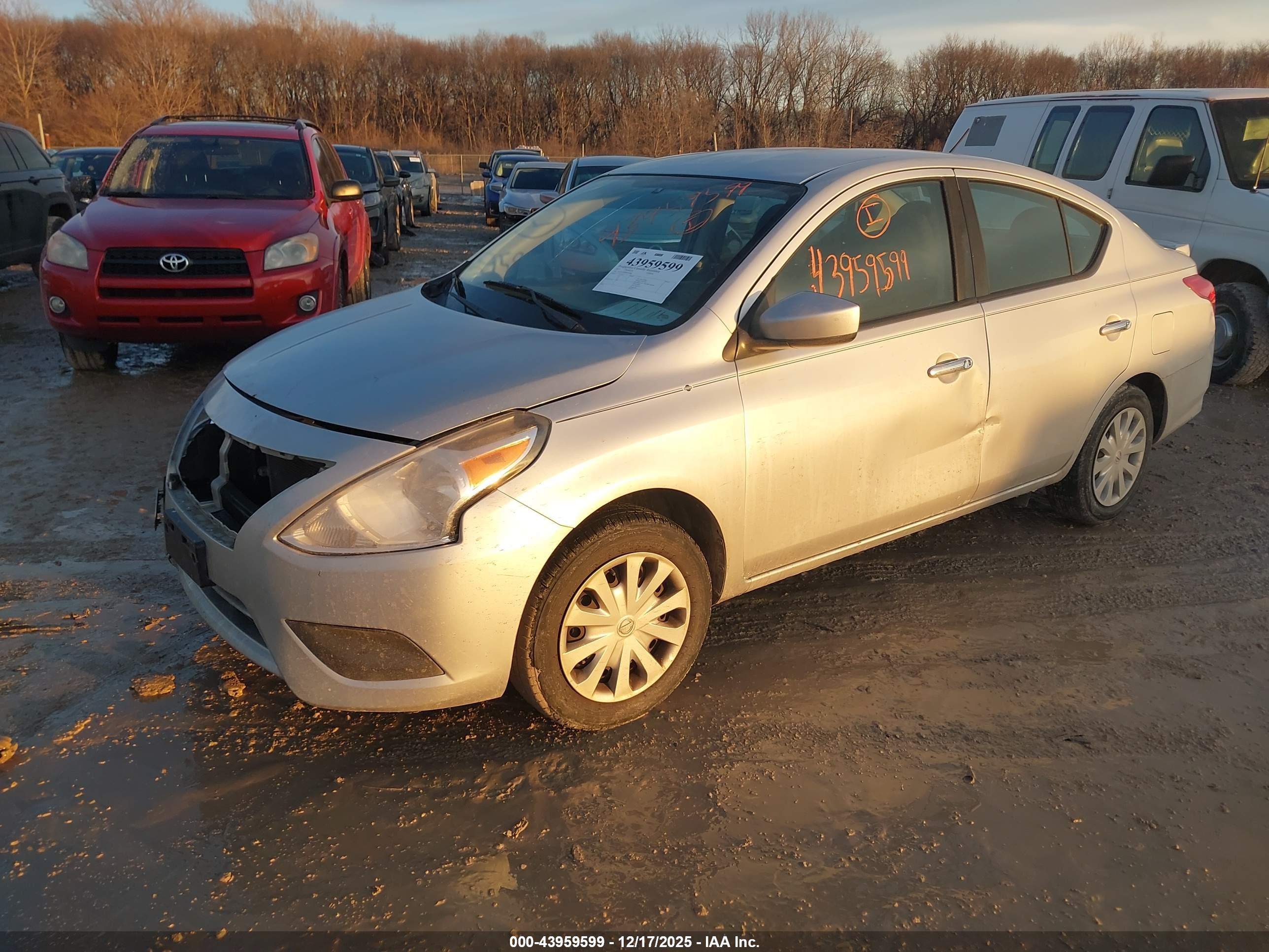 NISSAN VERSA image 2