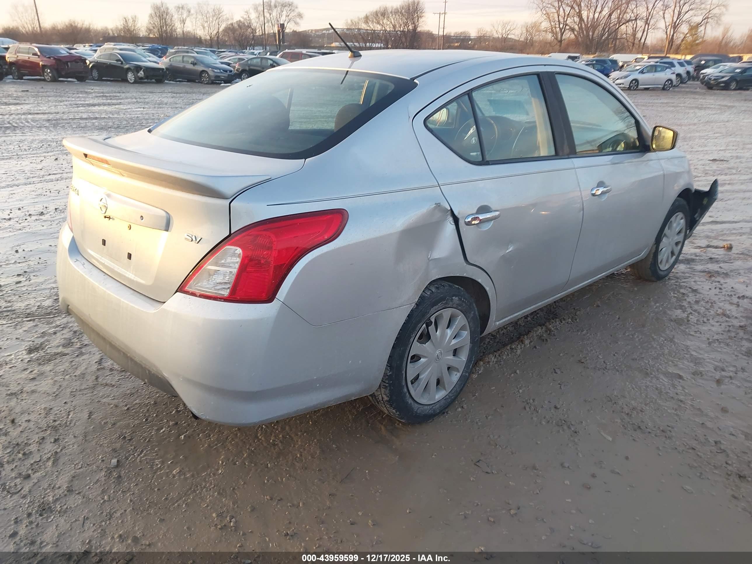 NISSAN VERSA image 4