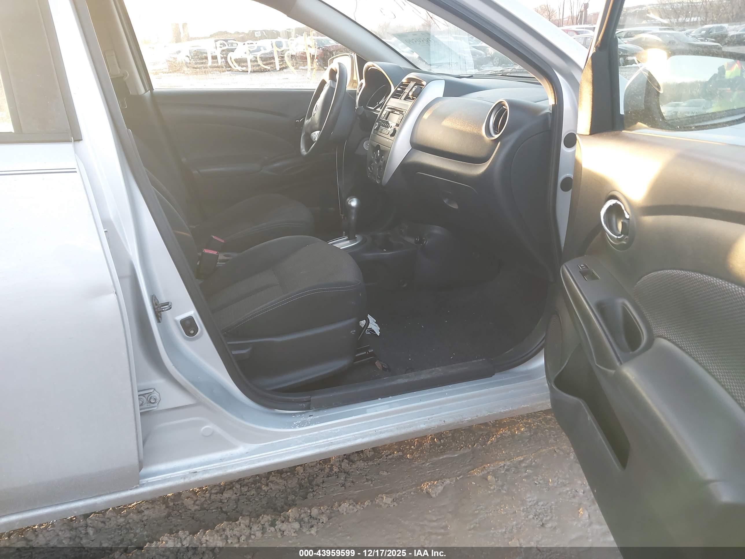 NISSAN VERSA image 5