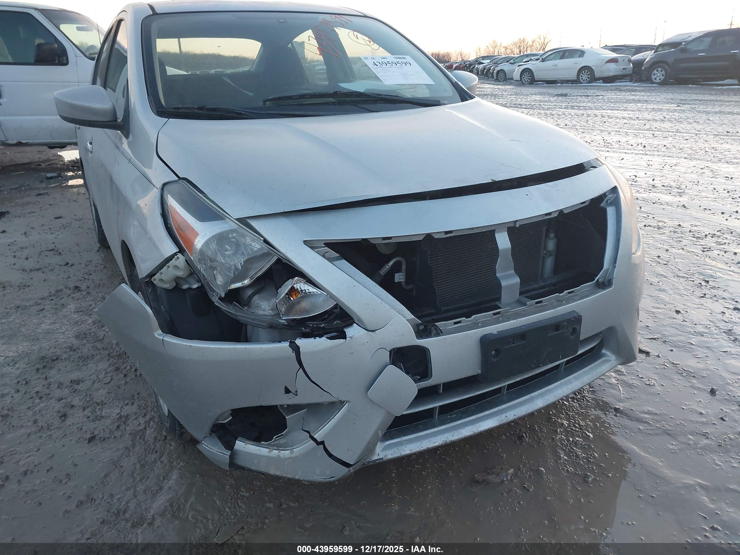 NISSAN VERSA image 6