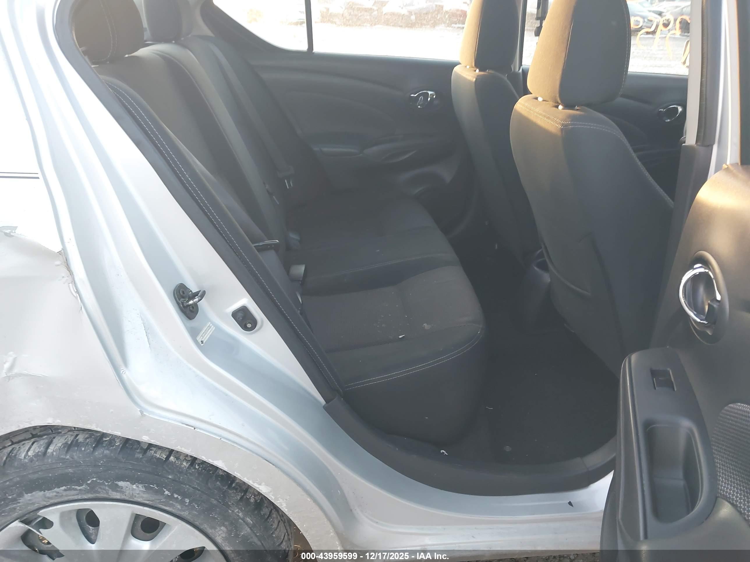 NISSAN VERSA image 8