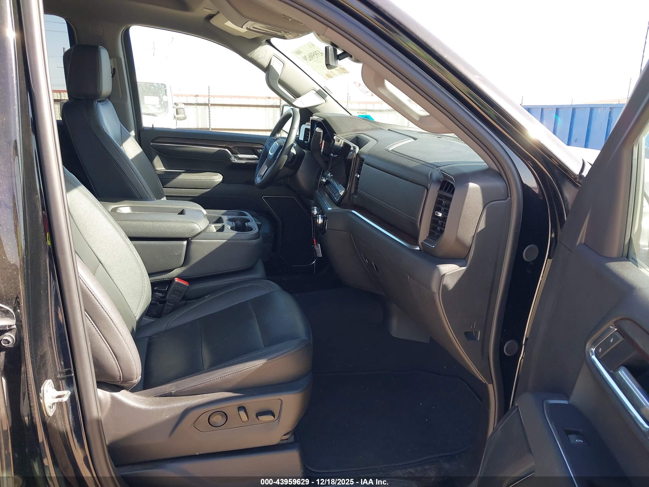 GMC SIERRA image 5