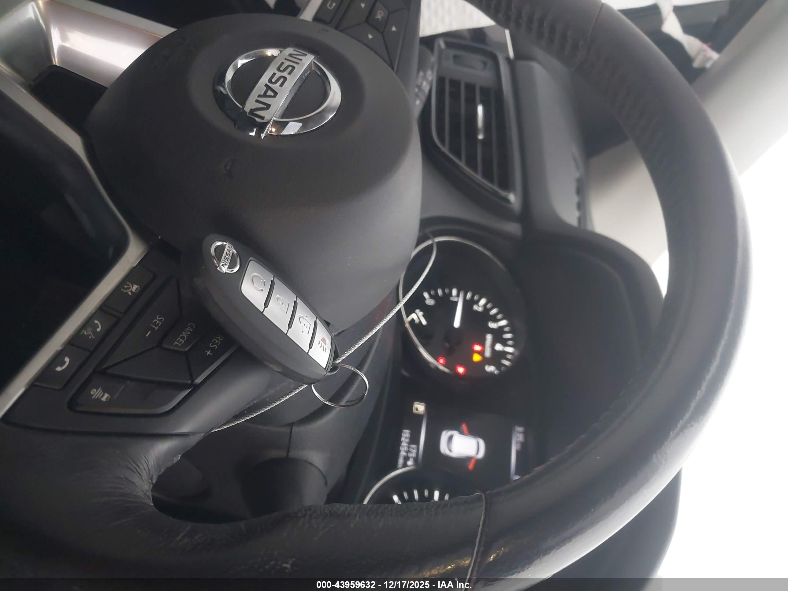 NISSAN ROGUE image 11