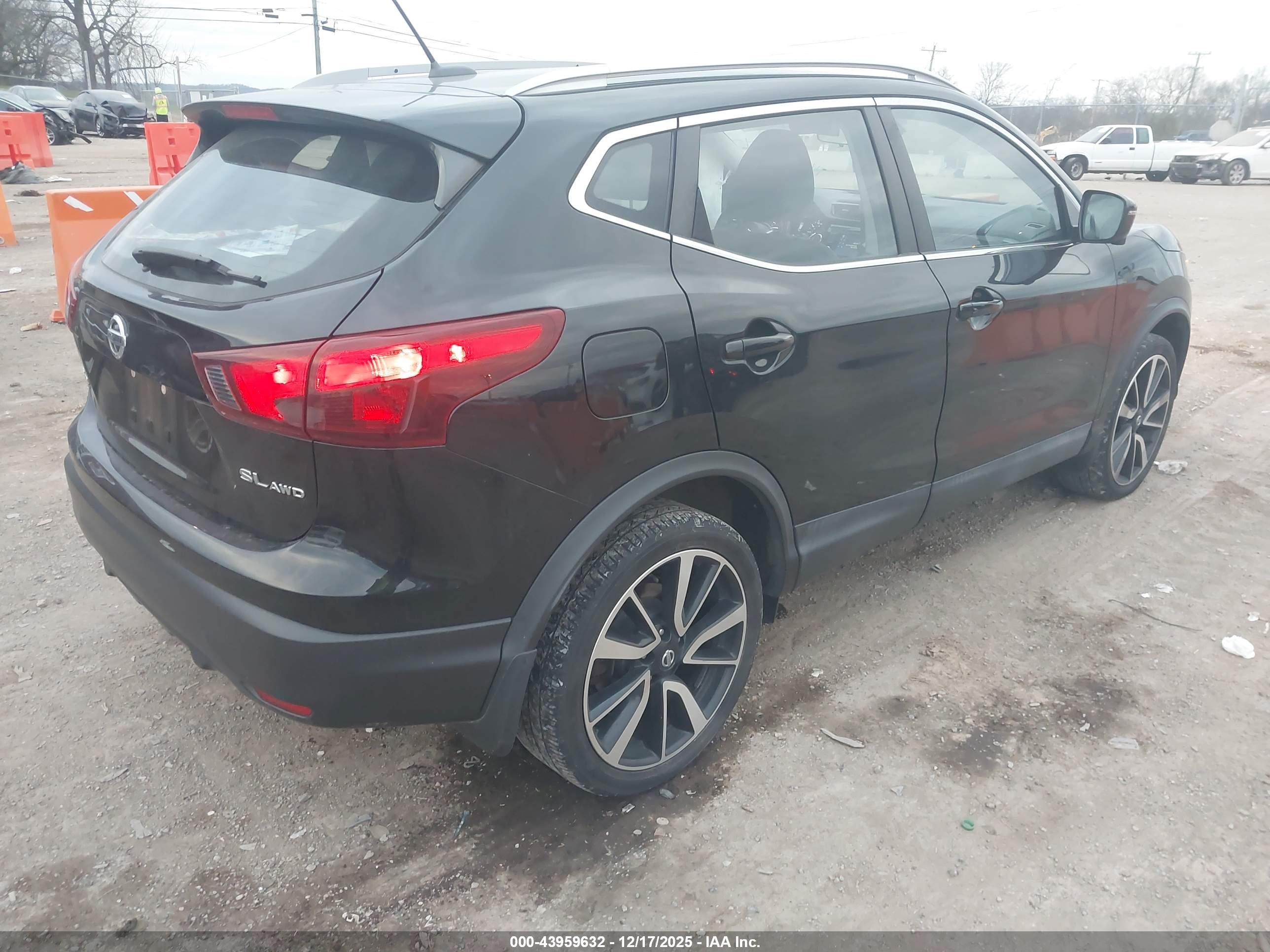 NISSAN ROGUE image 4