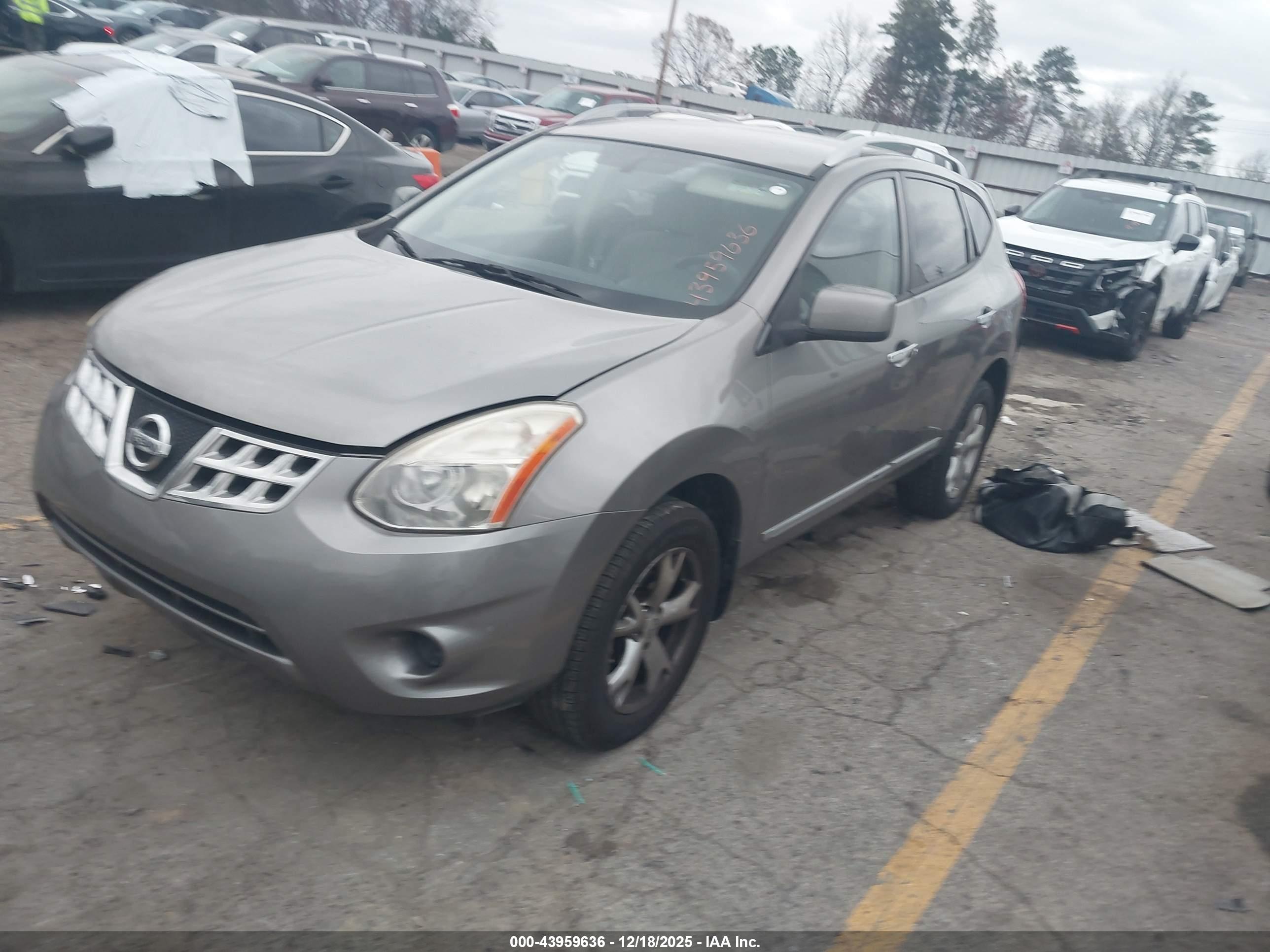 NISSAN ROGUE image 2