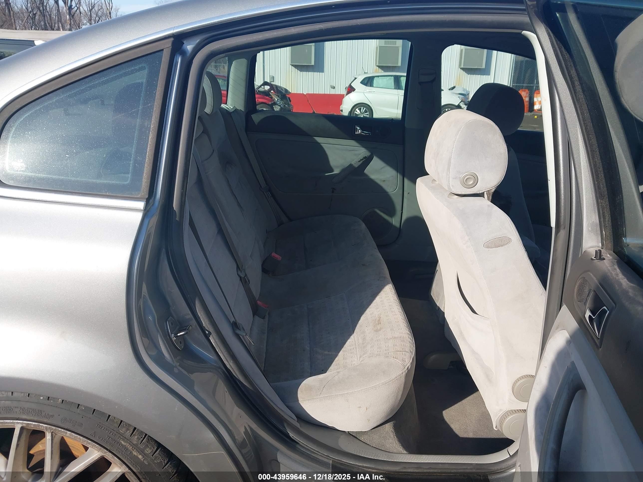 VOLKSWAGEN PASSAT image 8