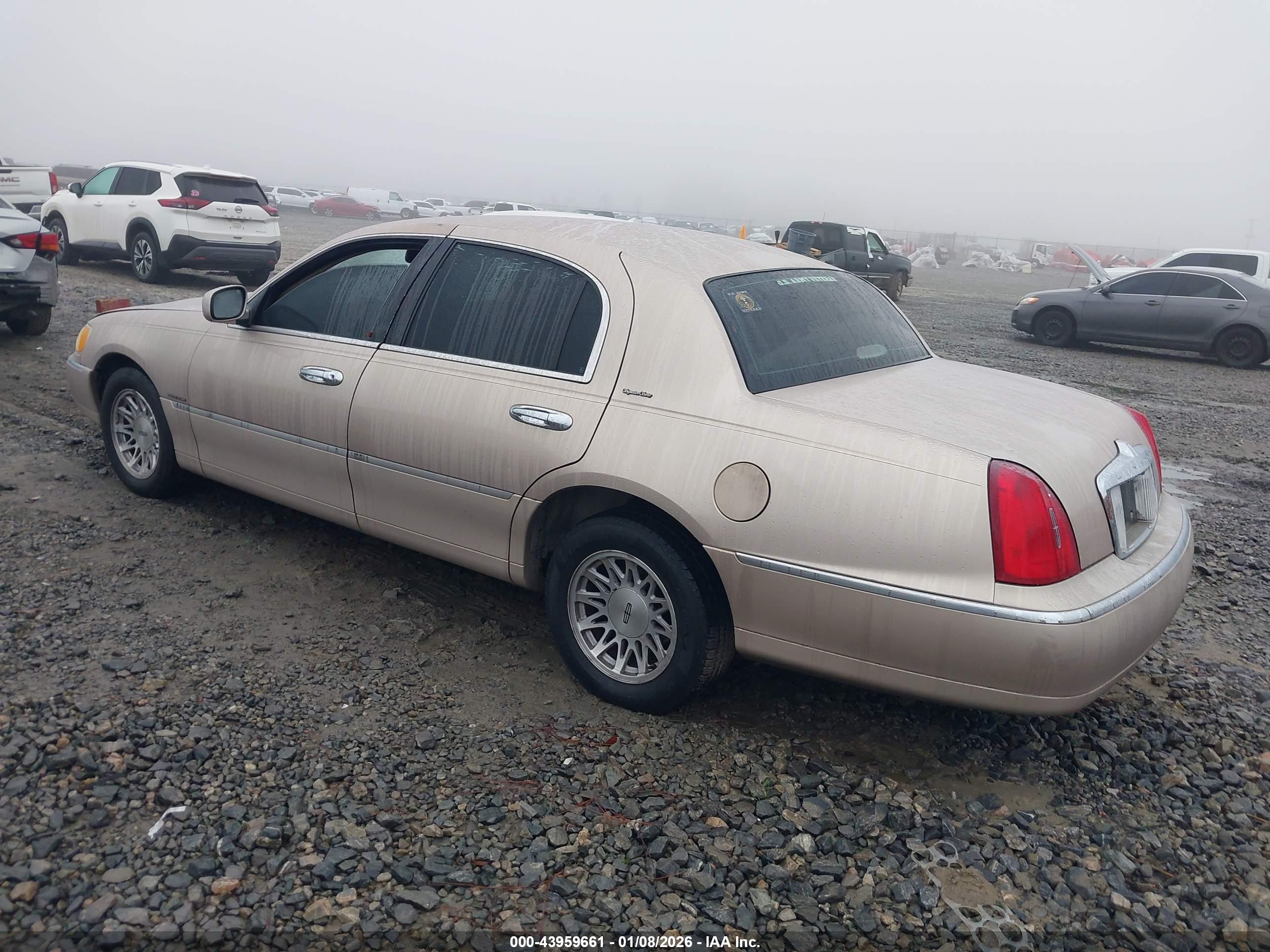 LINCOLN TOWN image 3