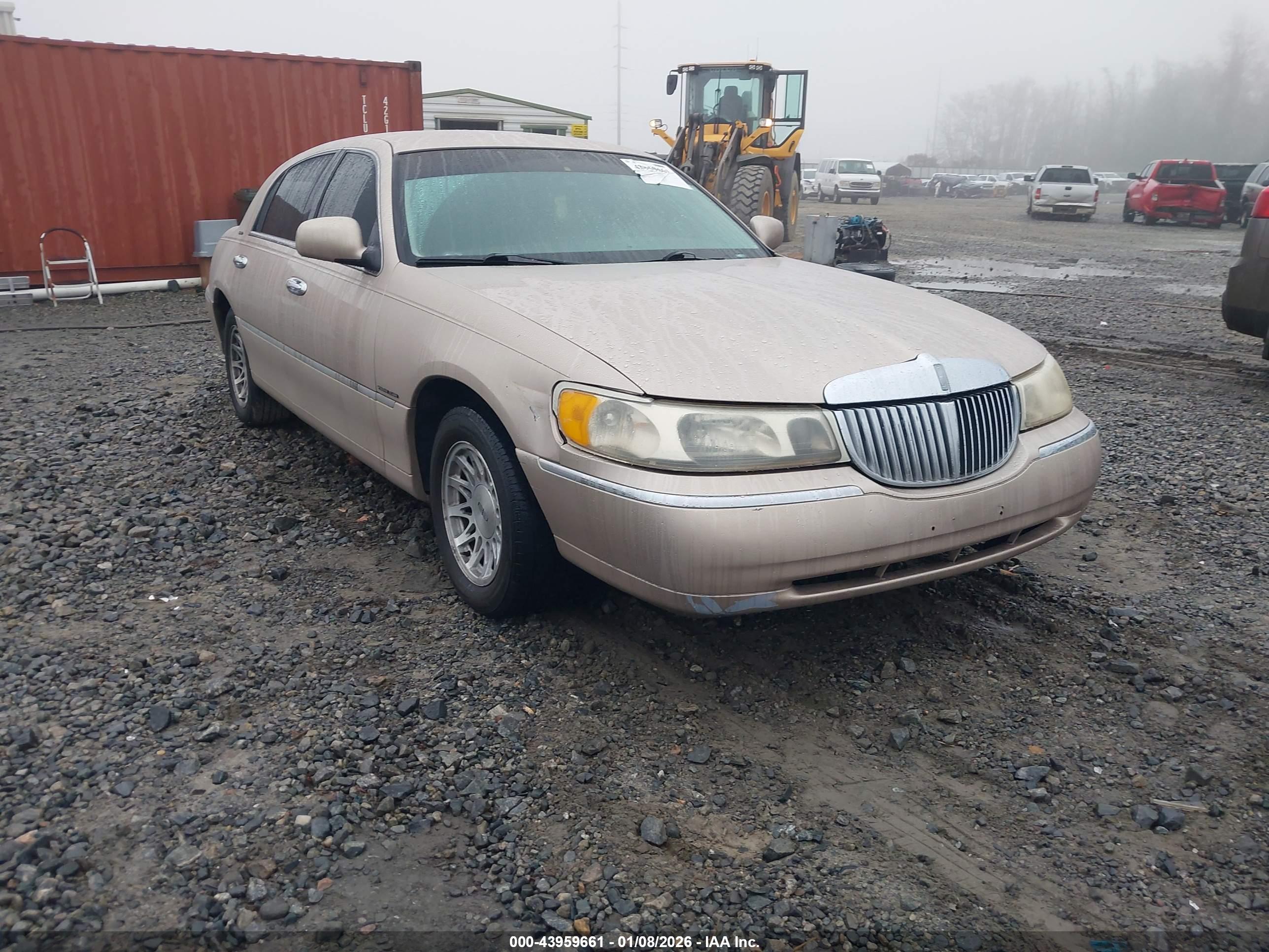LINCOLN TOWN image 6