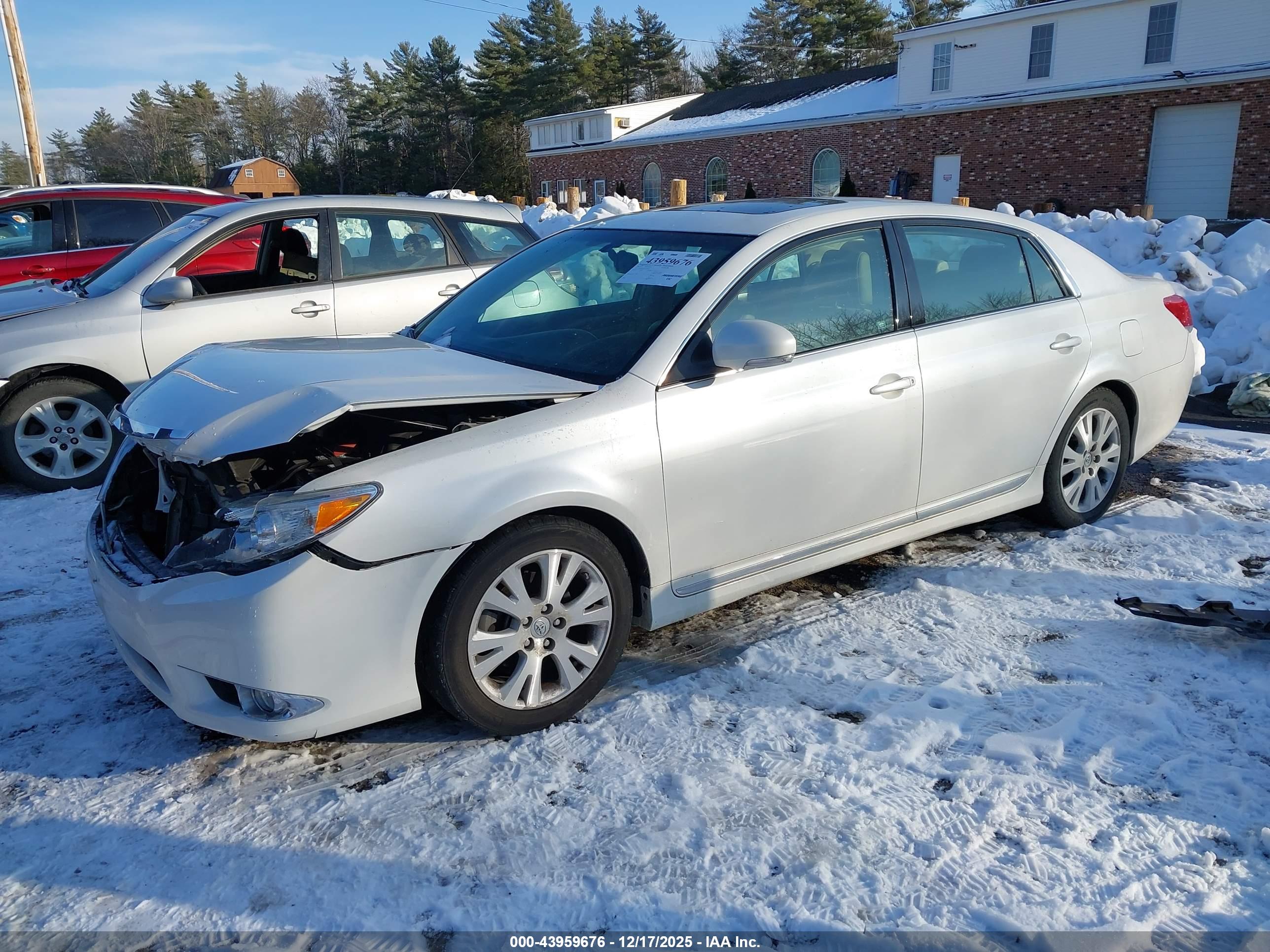 TOYOTA AVALON image 2