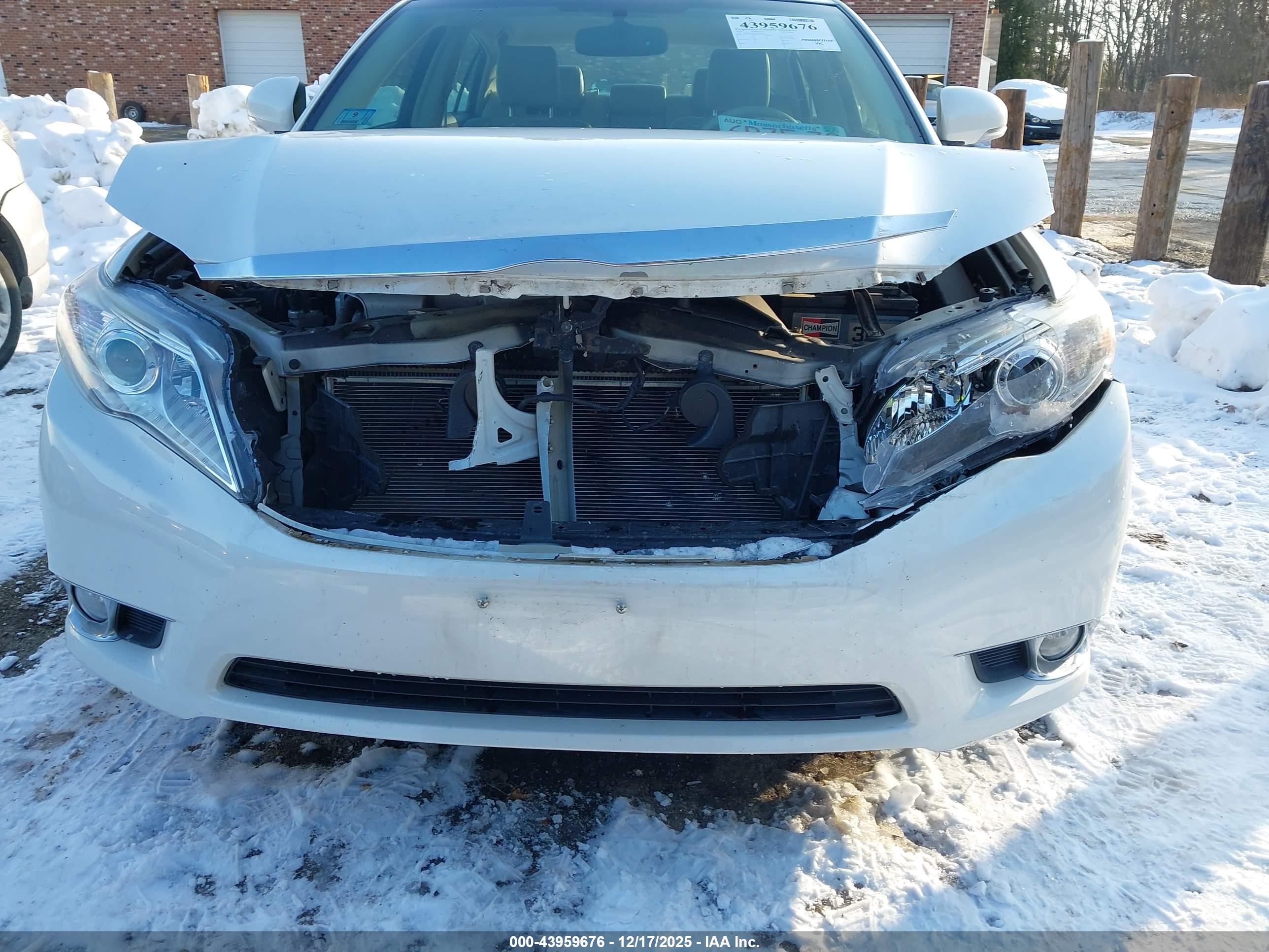 TOYOTA AVALON image 6