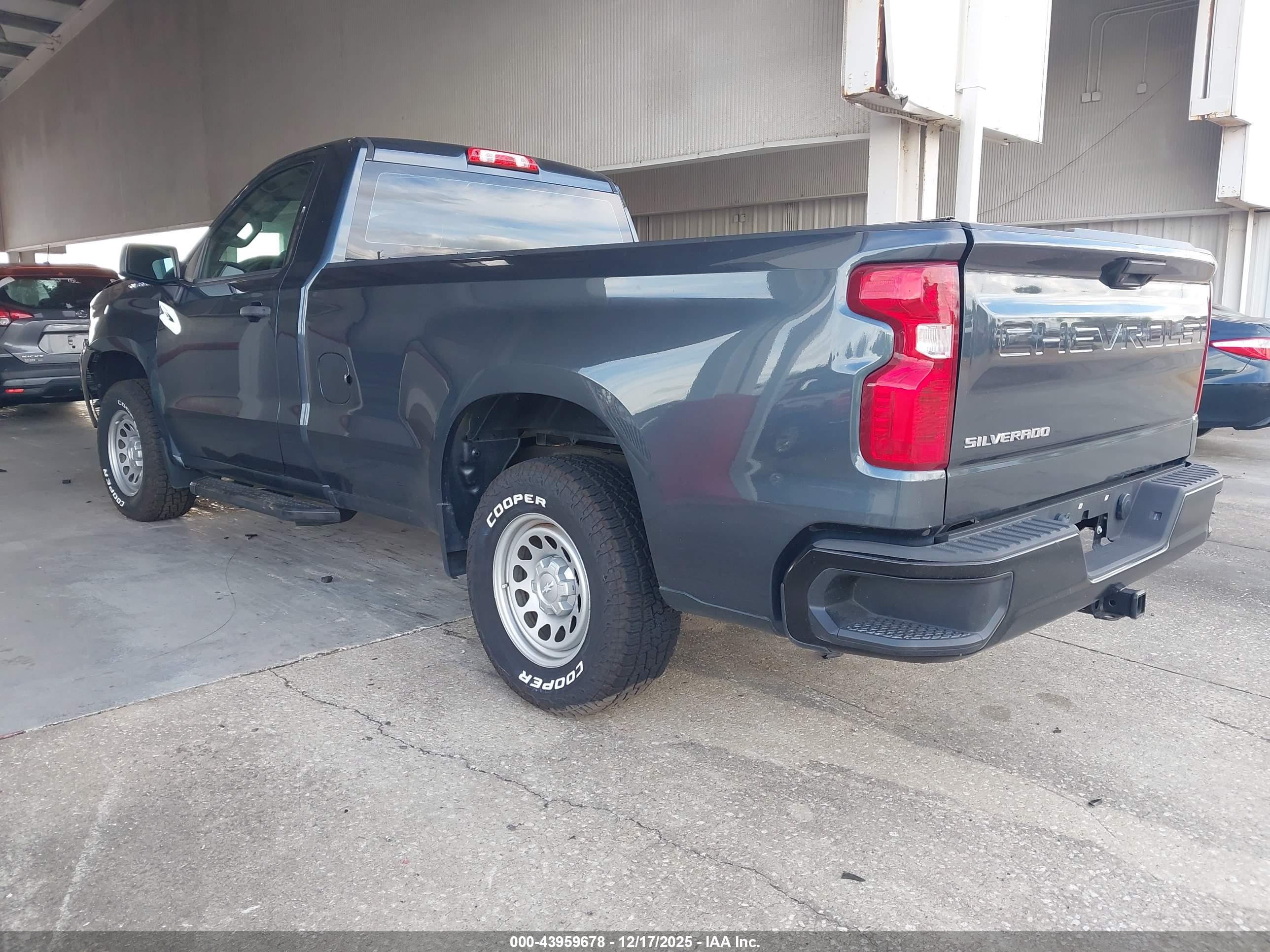 CHEVROLET SILVERADO image 3