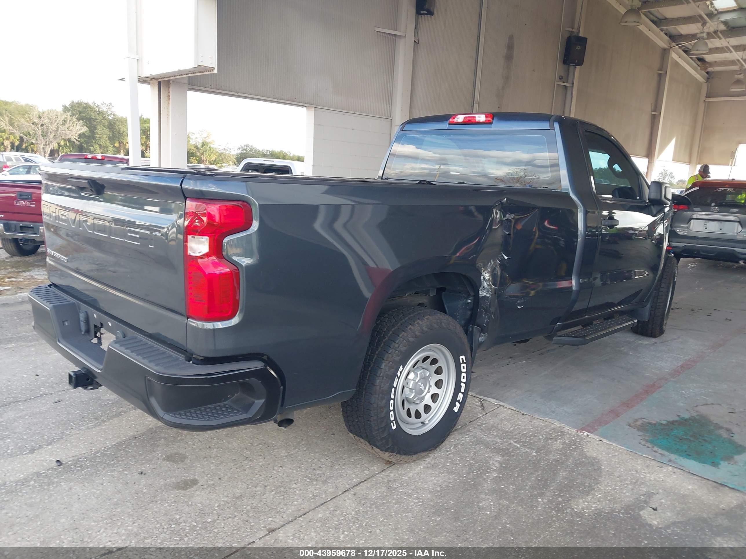 CHEVROLET SILVERADO image 4