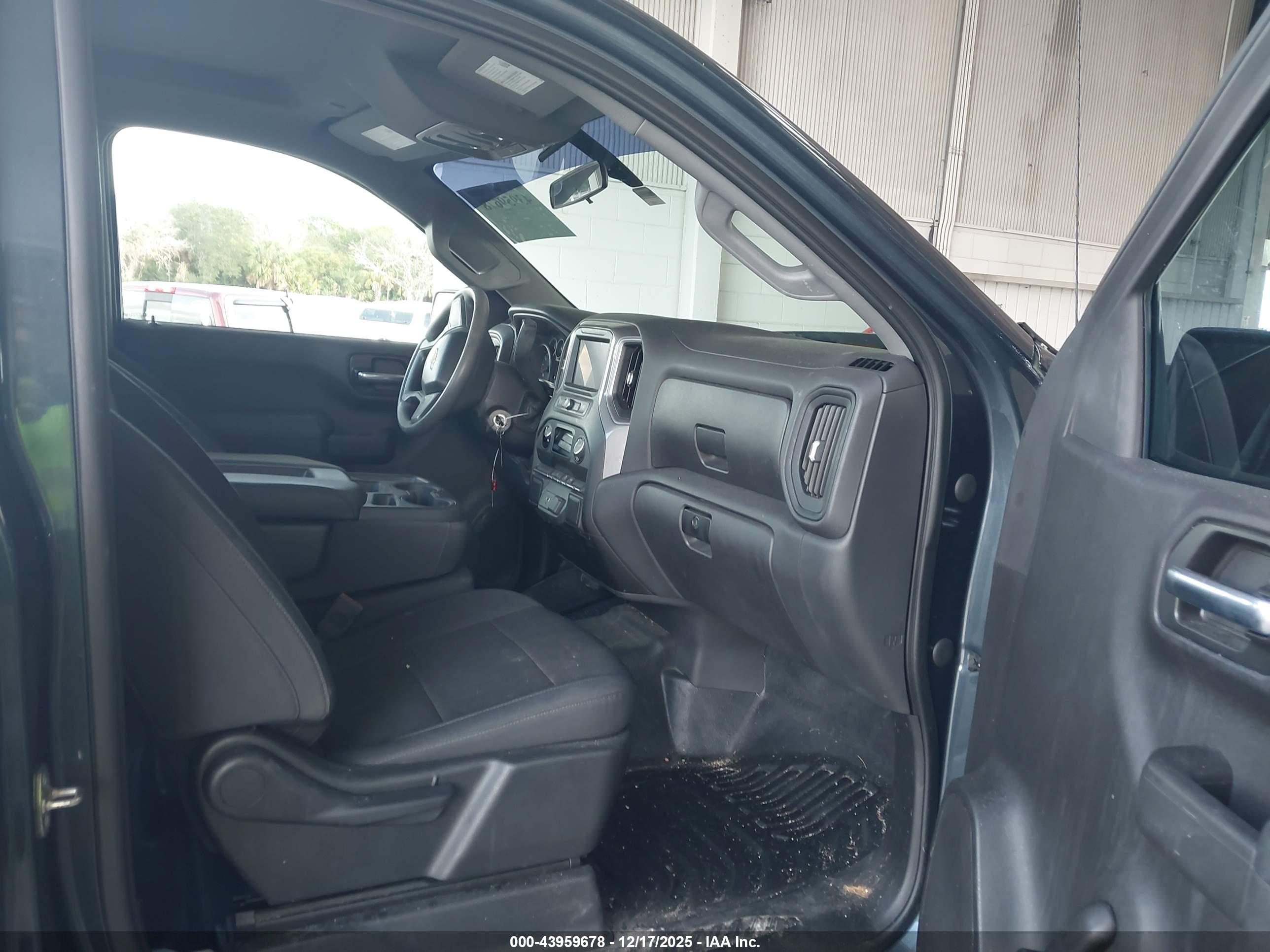 CHEVROLET SILVERADO image 5
