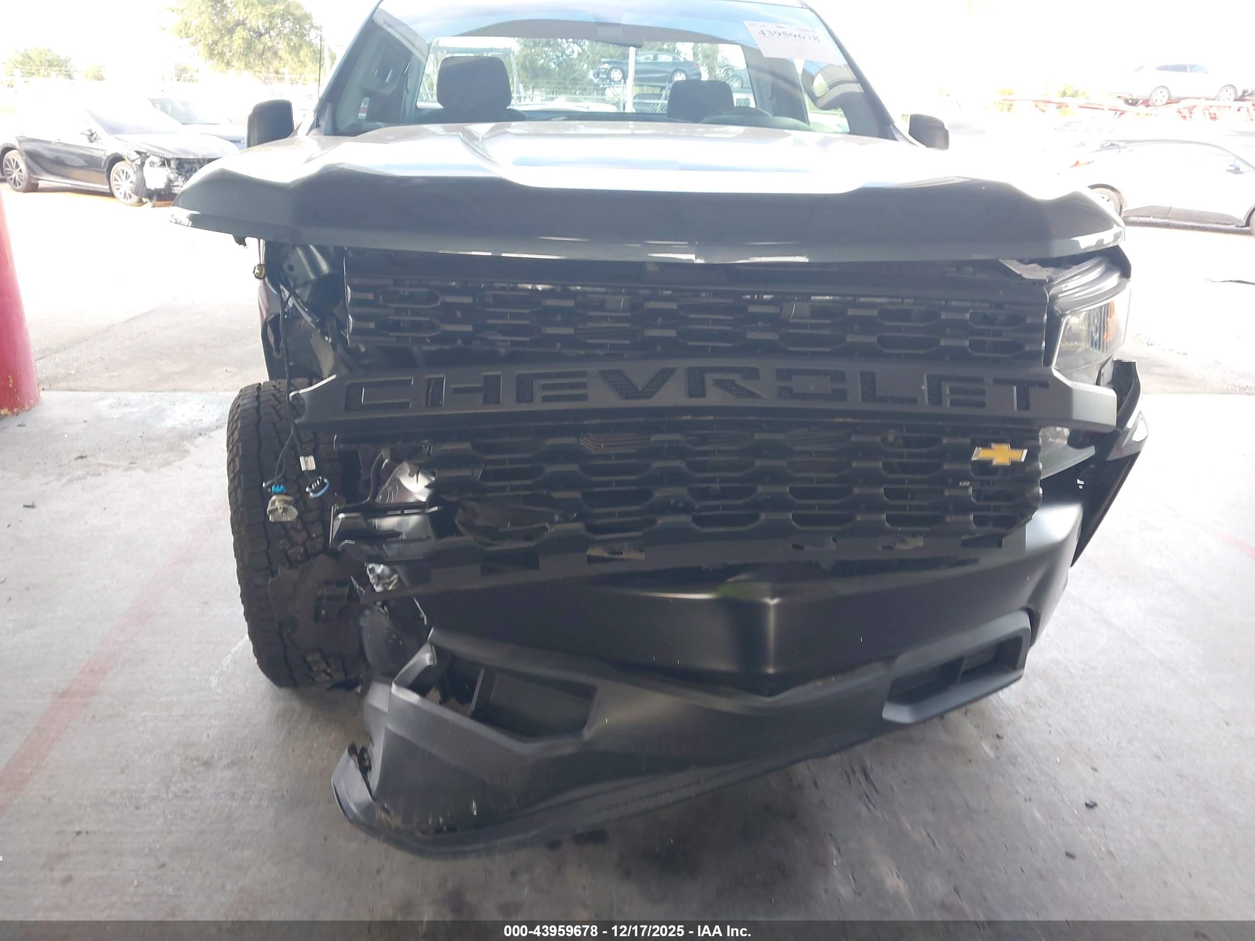 CHEVROLET SILVERADO image 6