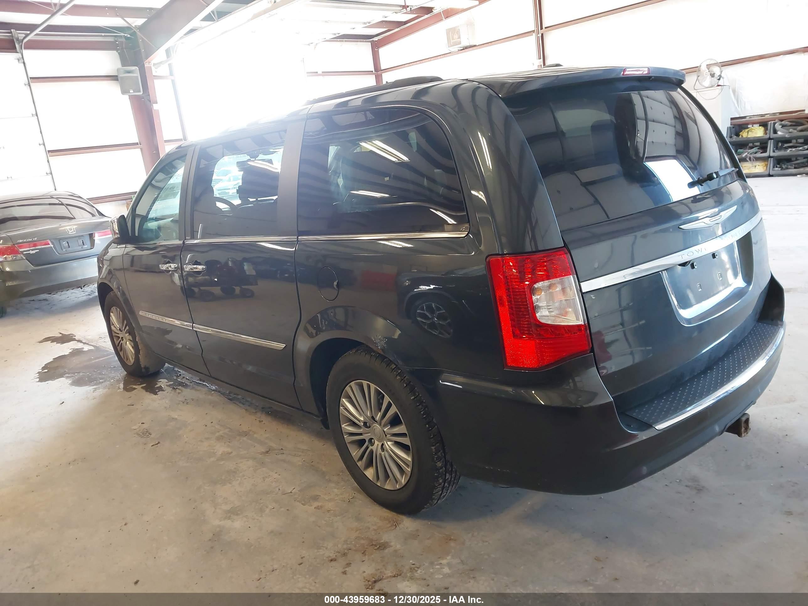 CHRYSLER TOWN image 3