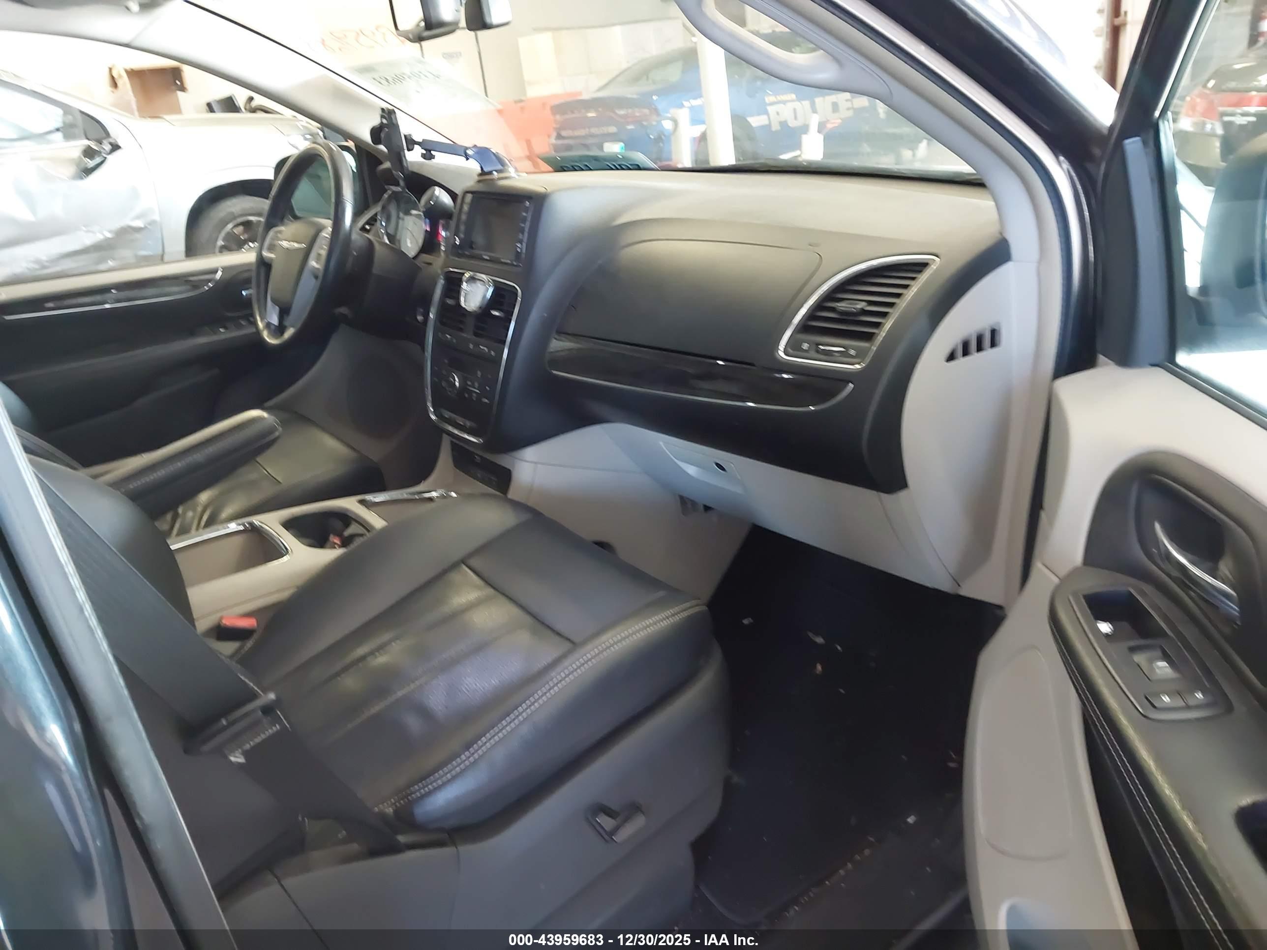 CHRYSLER TOWN image 5