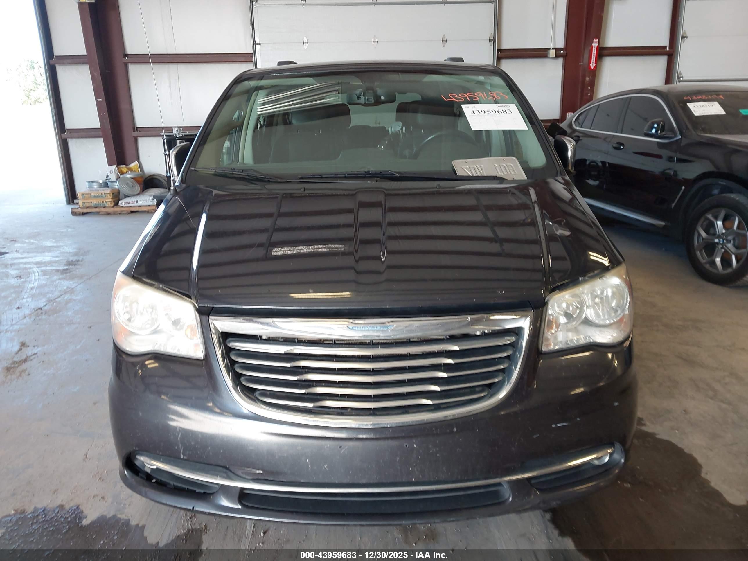 CHRYSLER TOWN image 6