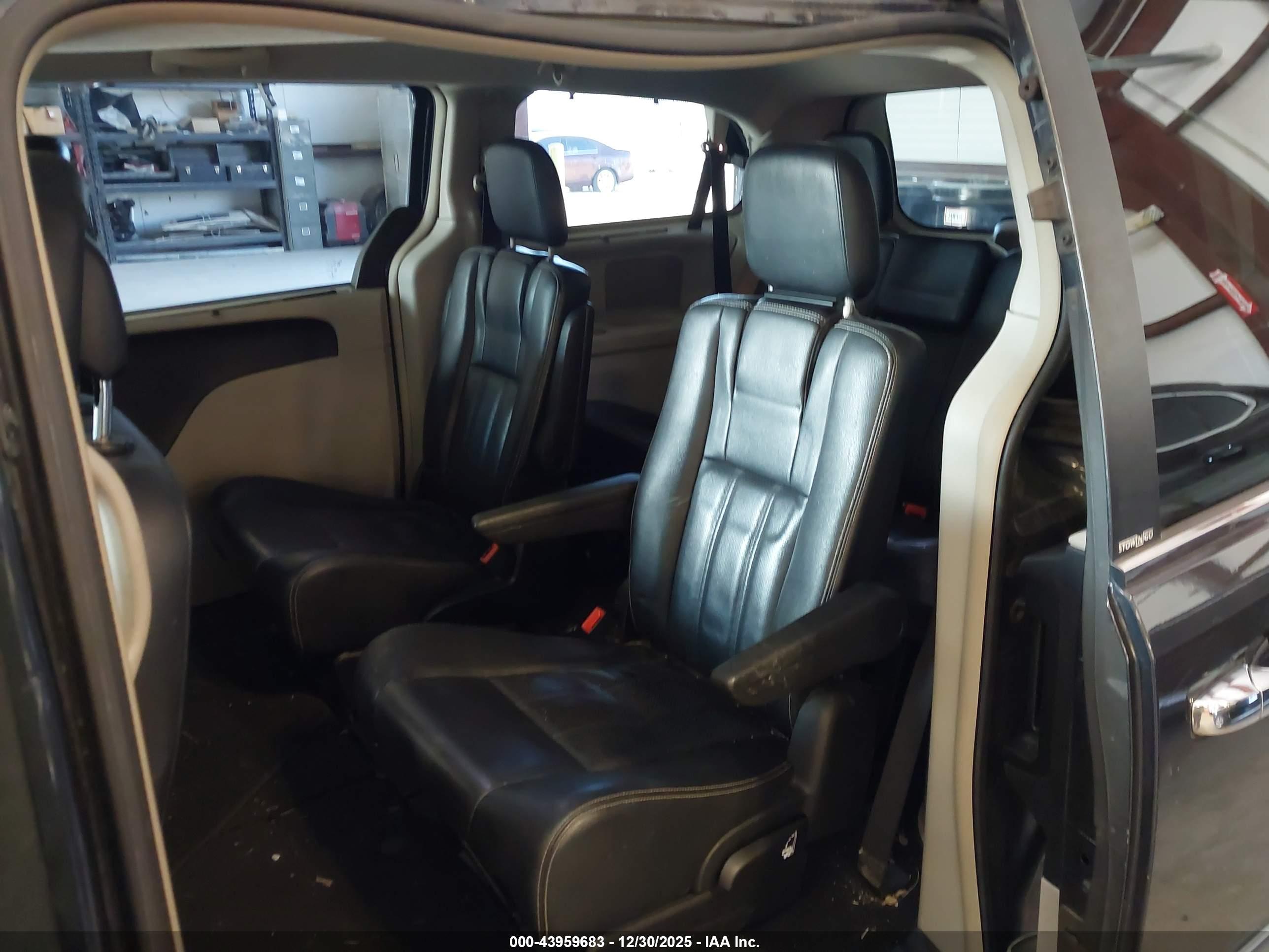 CHRYSLER TOWN image 8