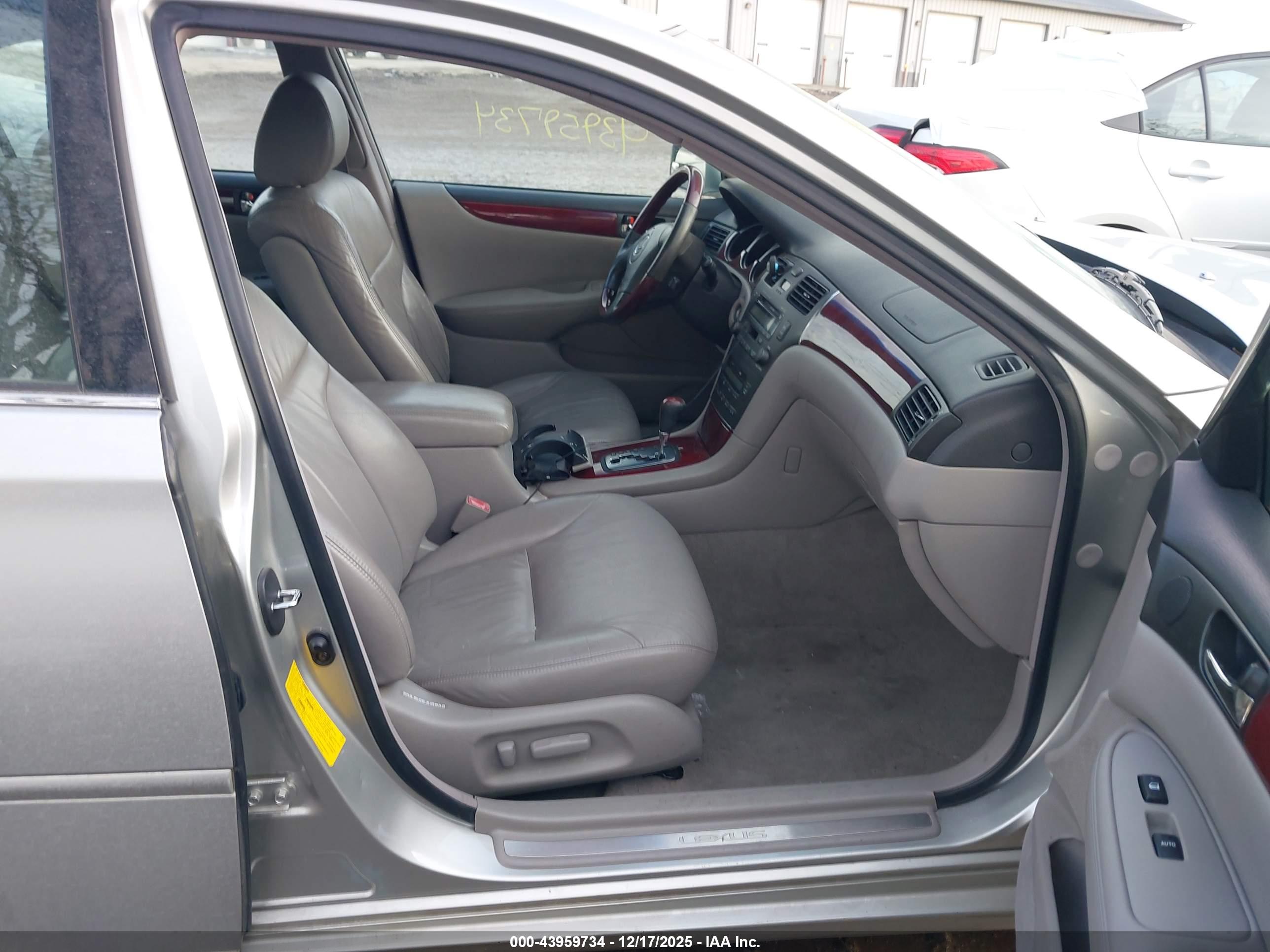 LEXUS ES image 5
