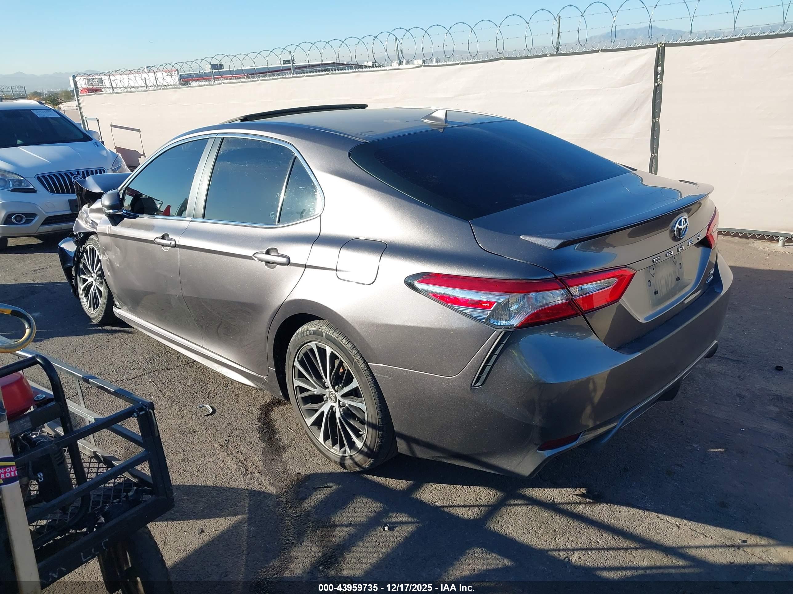 TOYOTA CAMRY image 3