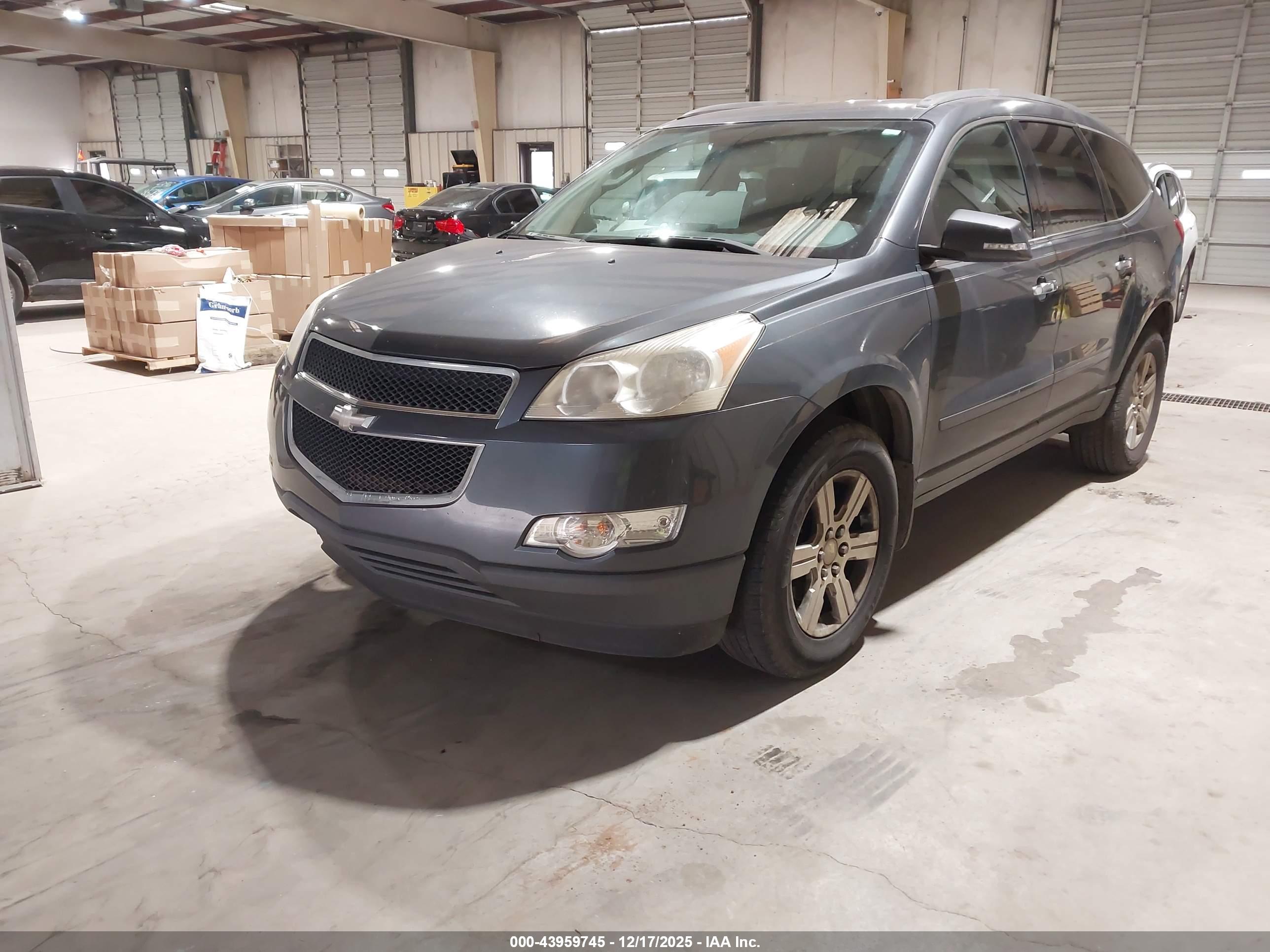 CHEVROLET TRAVERSE image 2