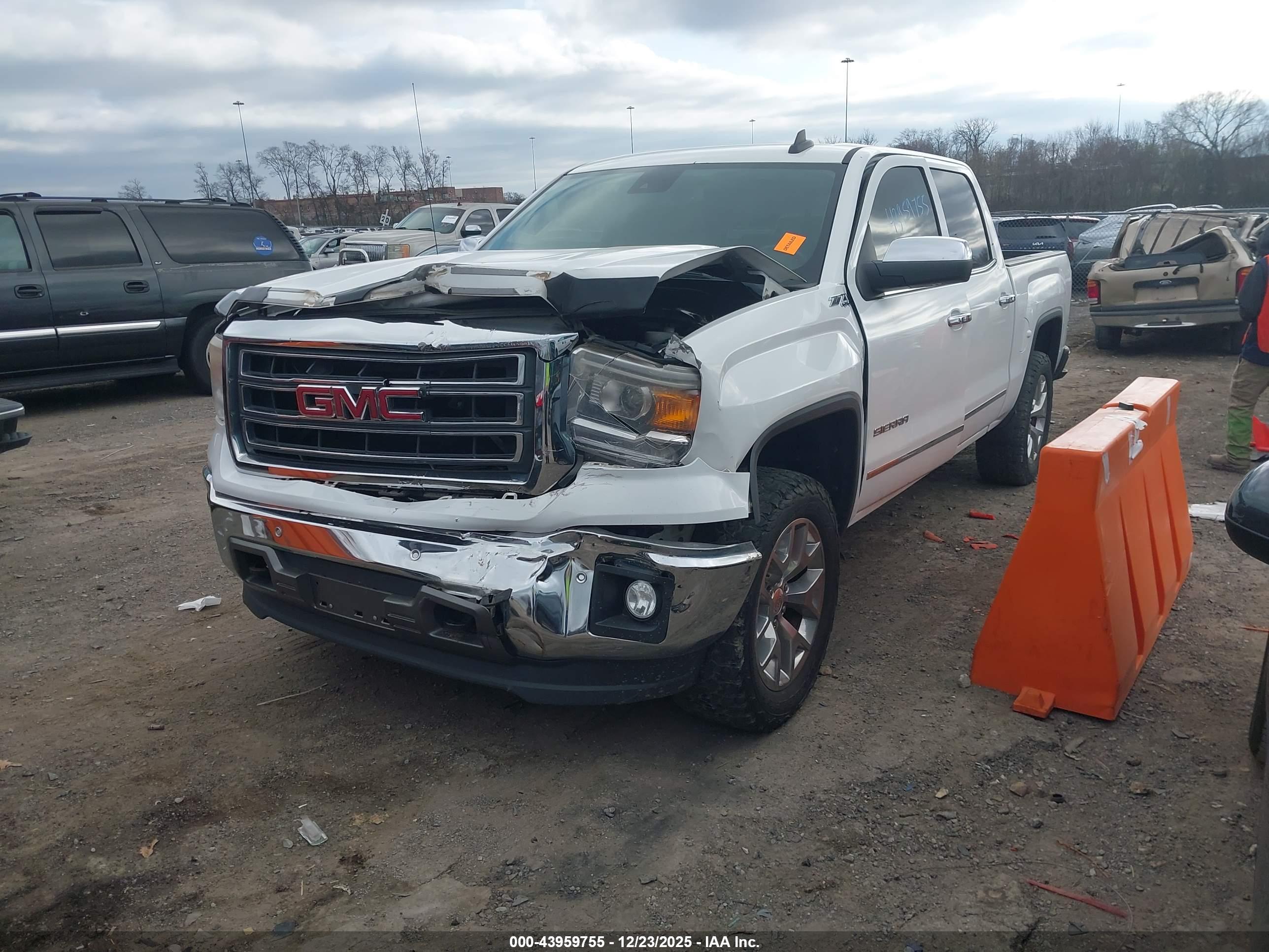 GMC SIERRA image 2