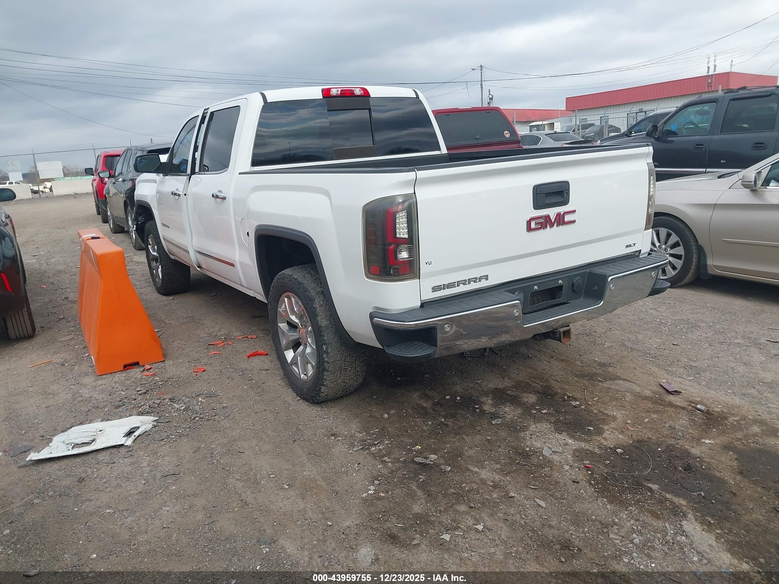 GMC SIERRA image 3