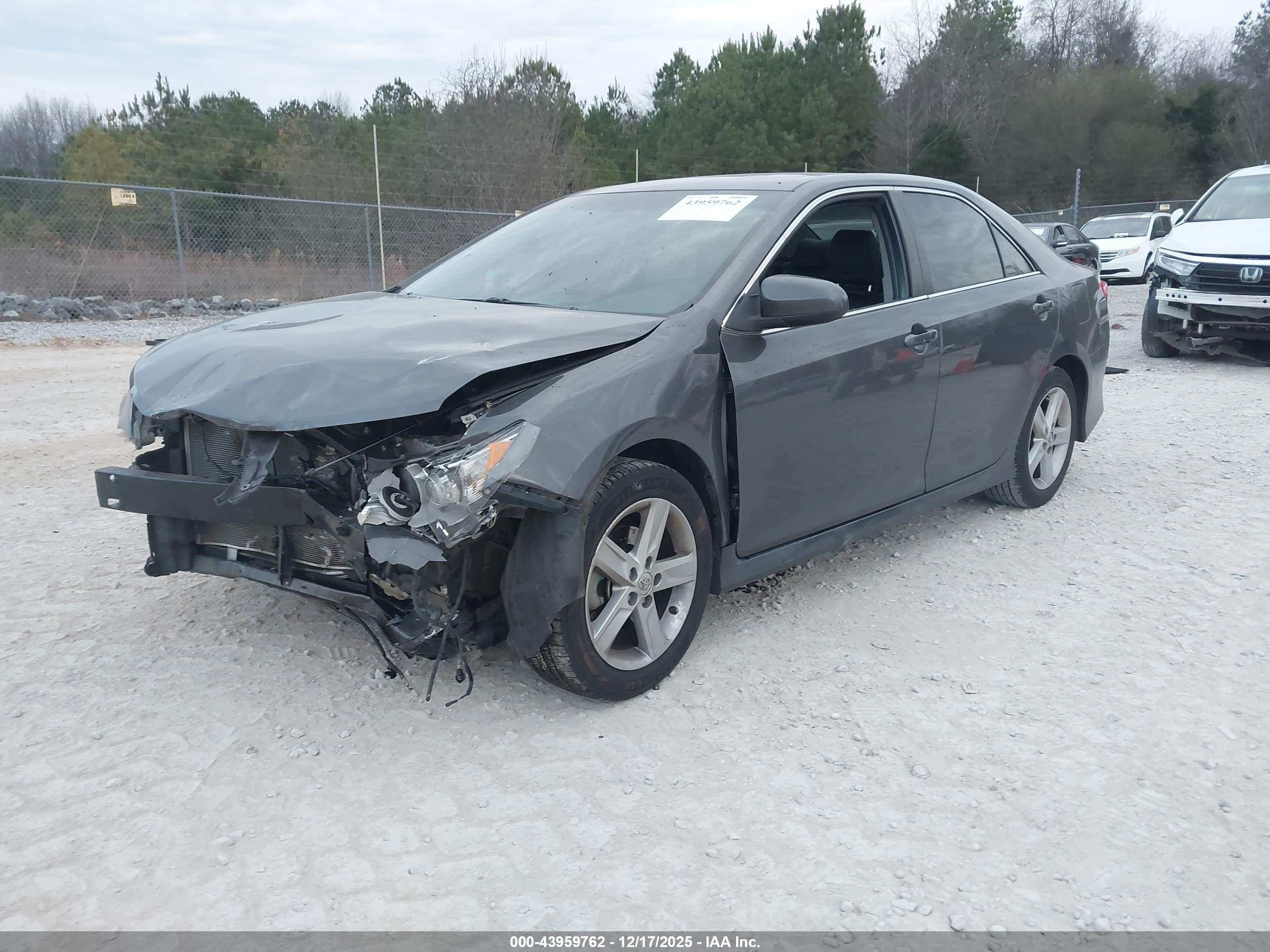 TOYOTA CAMRY image 2
