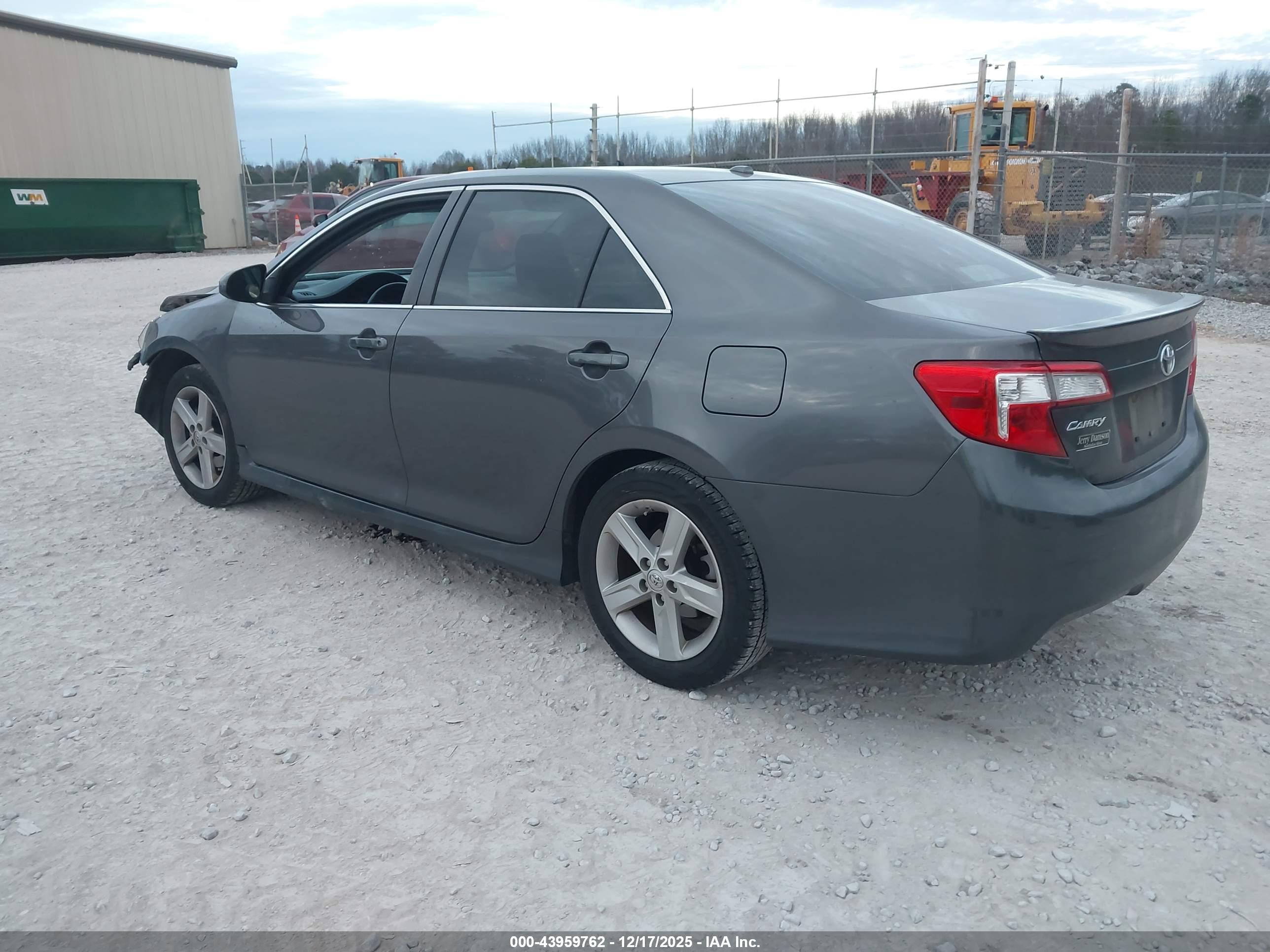TOYOTA CAMRY image 3