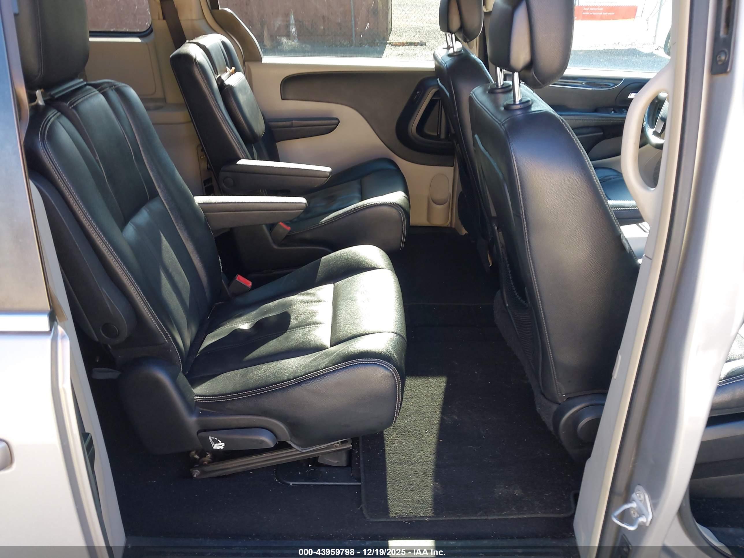 CHRYSLER TOWN image 8