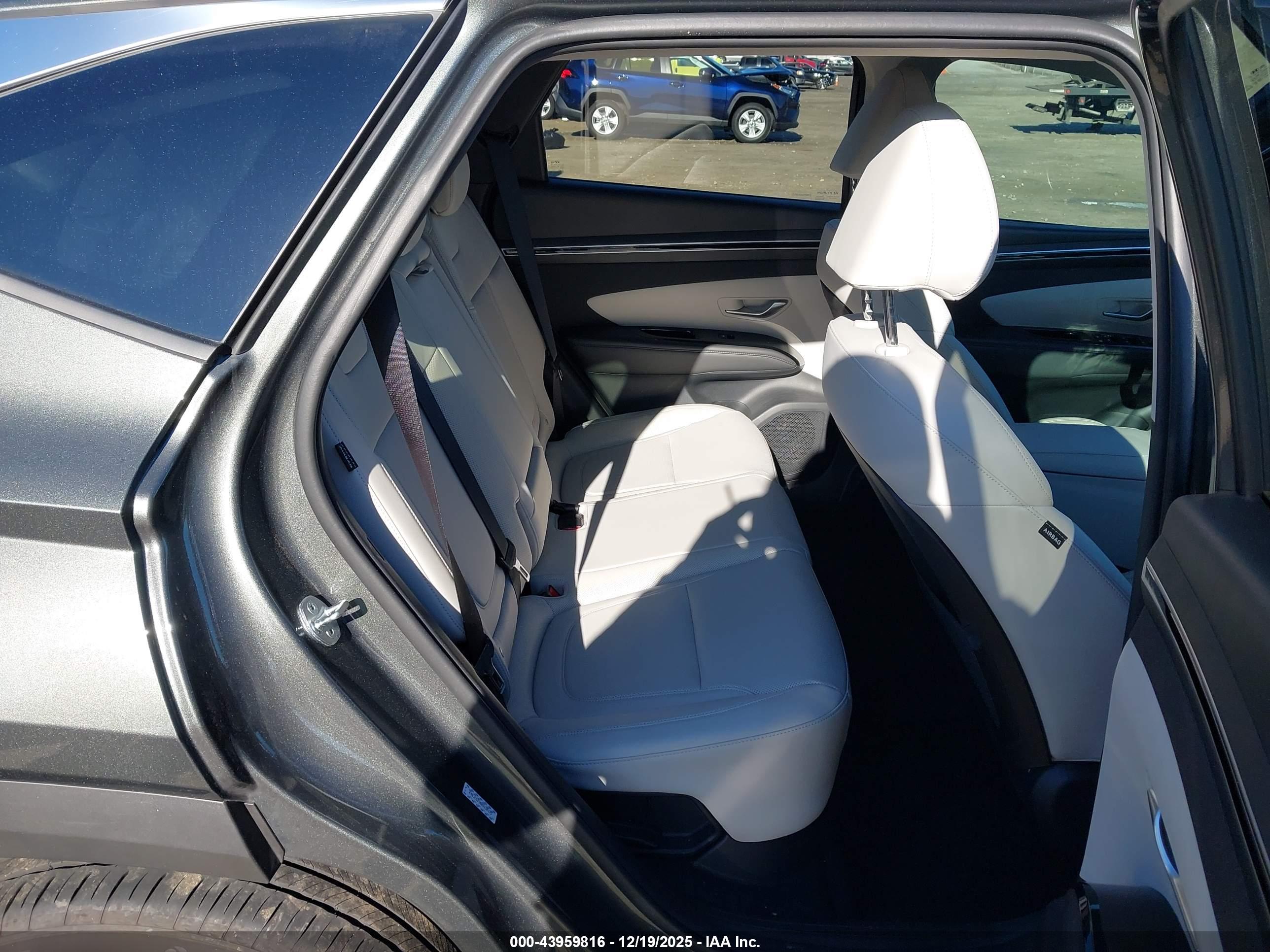 HYUNDAI TUCSON image 8