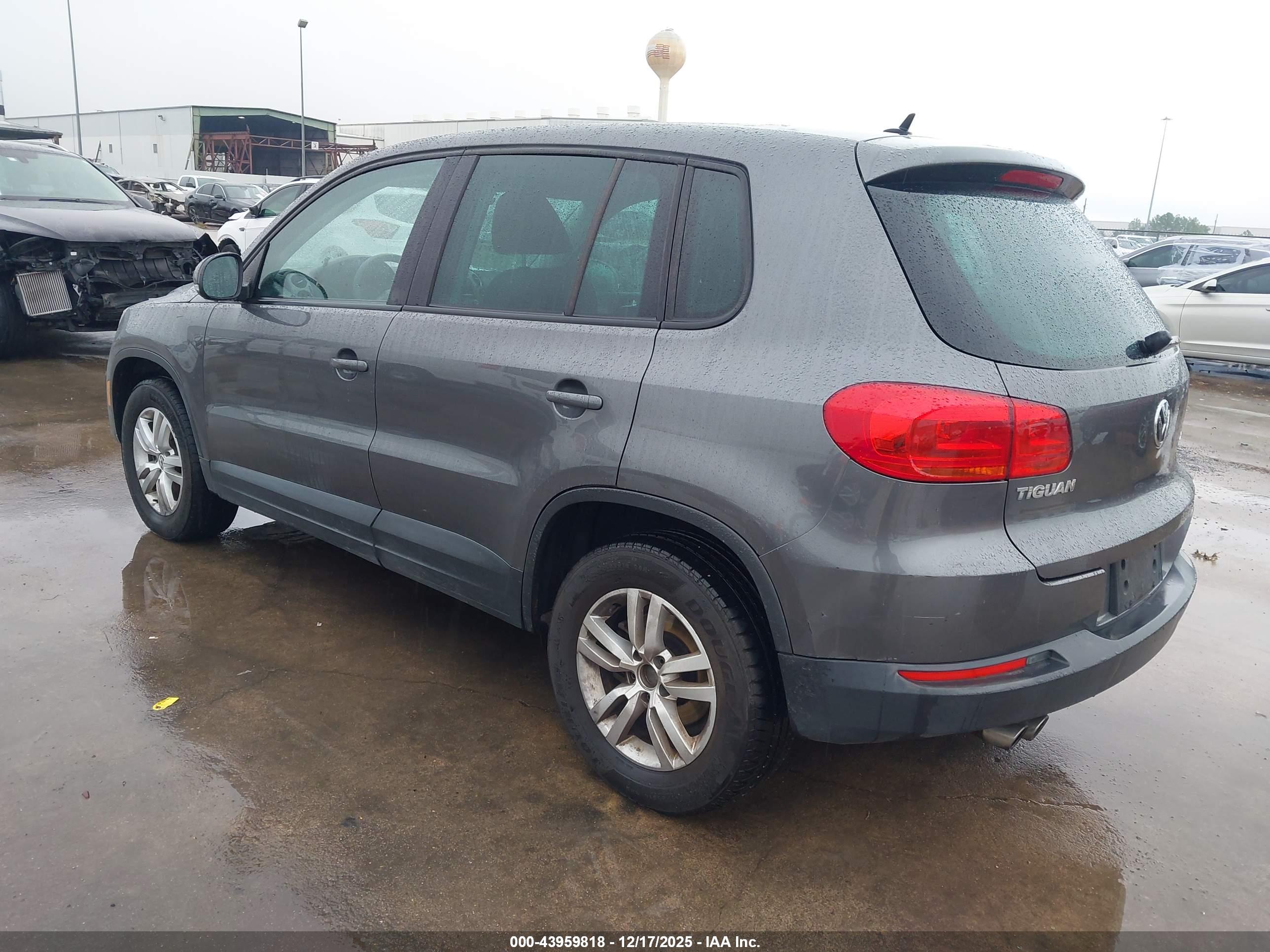 VOLKSWAGEN TIGUAN image 3